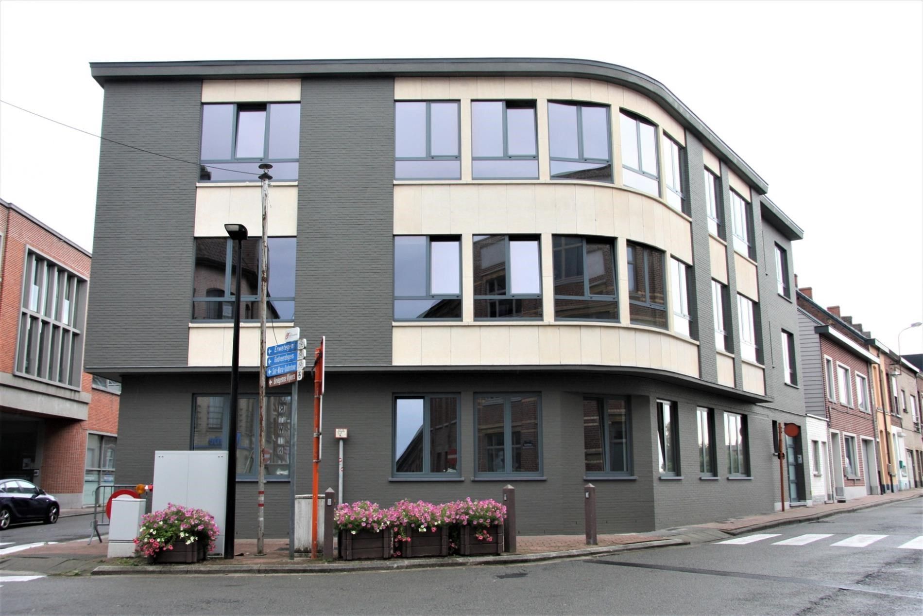 Stijlvol appartement op de 2e verdieping met 3 slaapkamers in het centrum van Zottegem foto 2