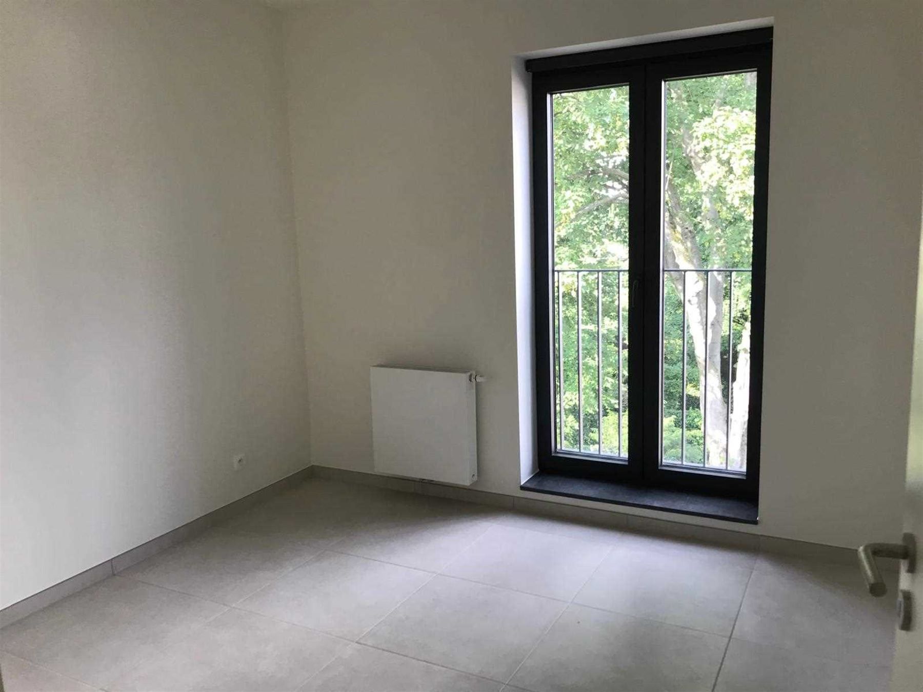 Appartement met autostaanplaats en 2 slaapkamers! foto 6