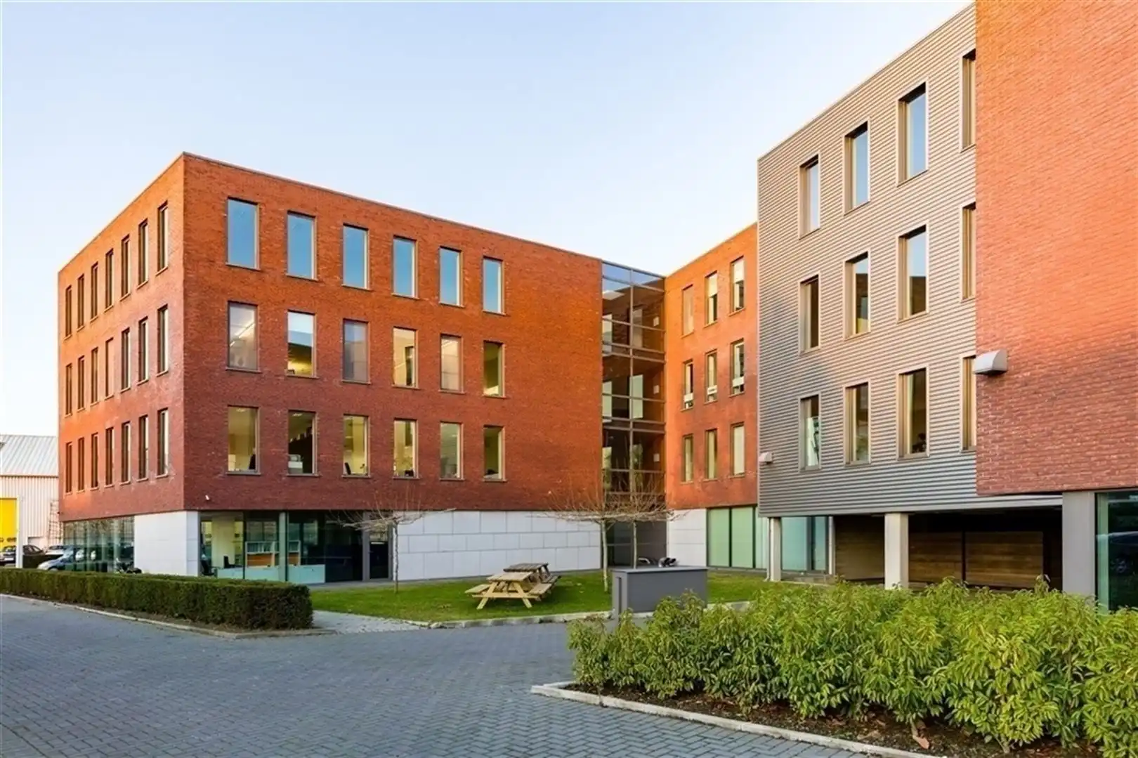 Instapklare kantoren in Zele met ruime parking foto 2