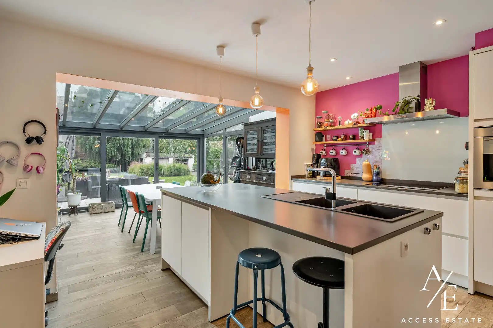 Ruime, gerenoveerde woning met prachtige stadstuin (600m²) en dubbele garage foto 9