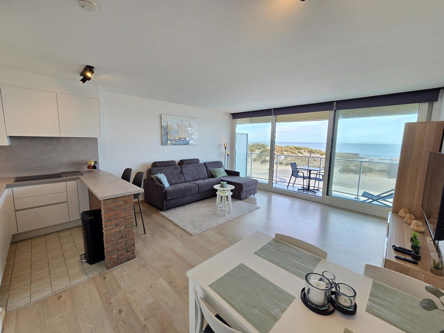 Gerenoveerde studio met slaaphoek en frontaal zeezicht foto 7