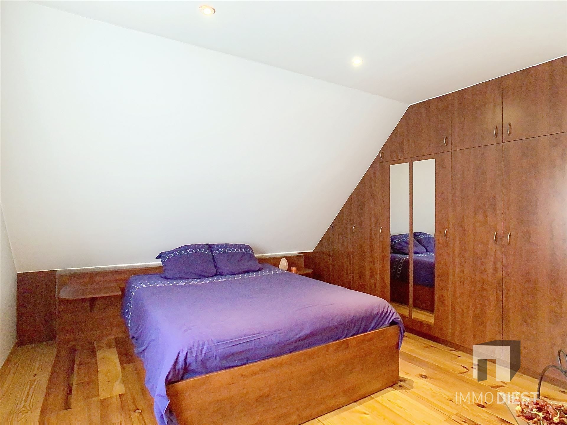 Ontdek deze solide, karaktervolle woning in Veerle met een zeer gunstige ligging op 10 are. foto 26