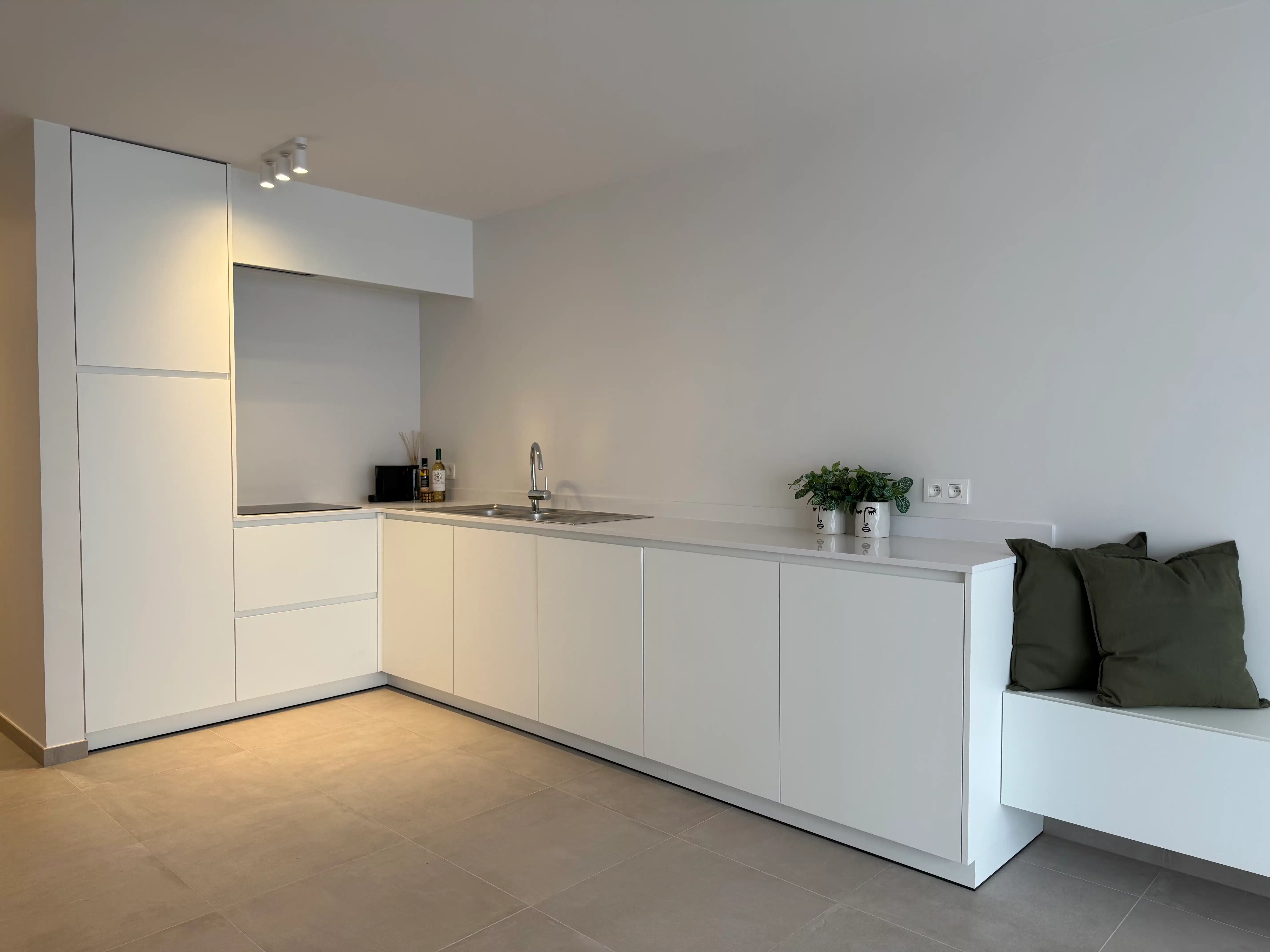 Verfijnd heringericht appartement met zicht op zee foto 4