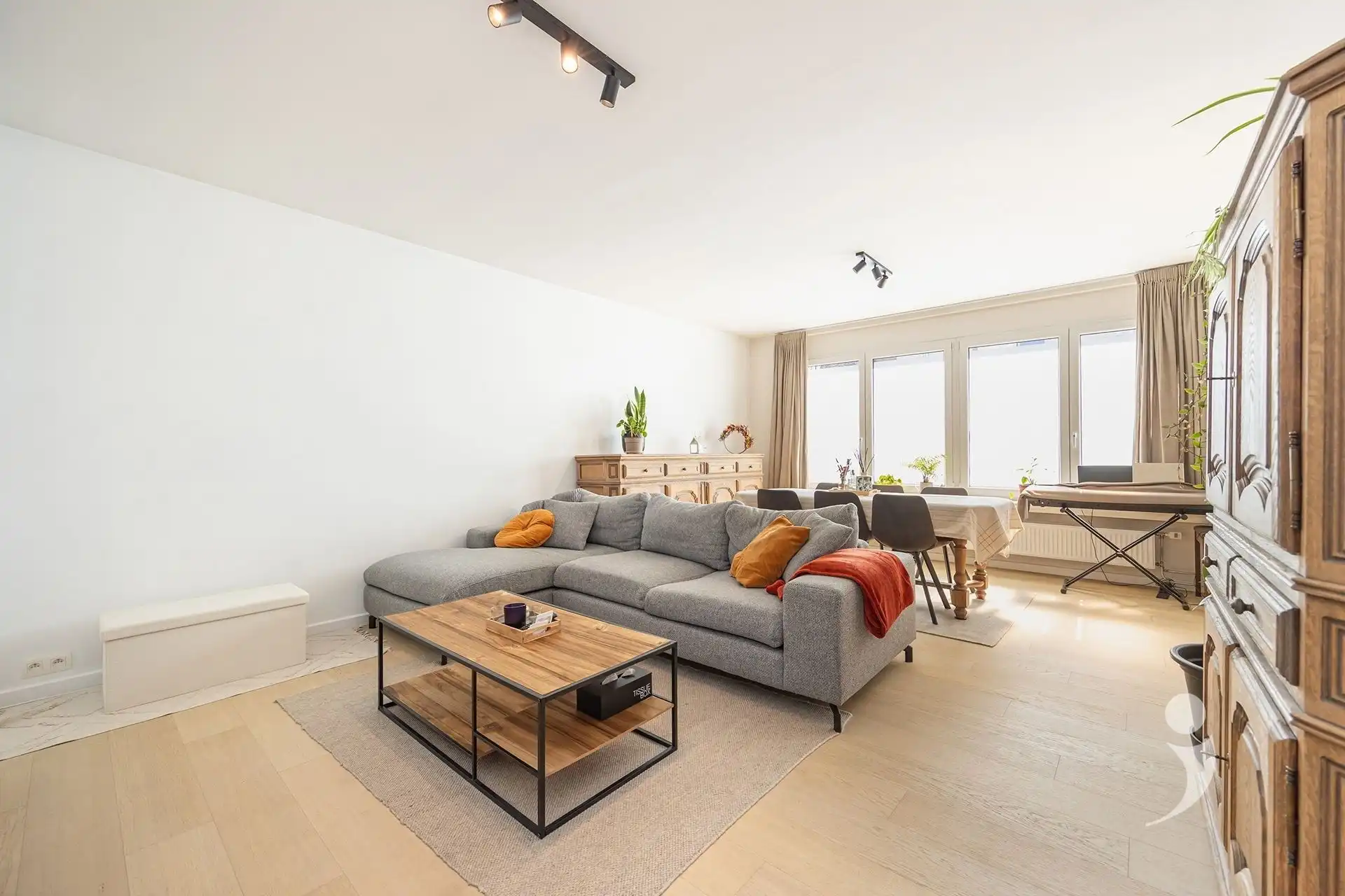 Gerenoveerd appartement met 2 slaapkamers, garagebox en staanplaats foto 9