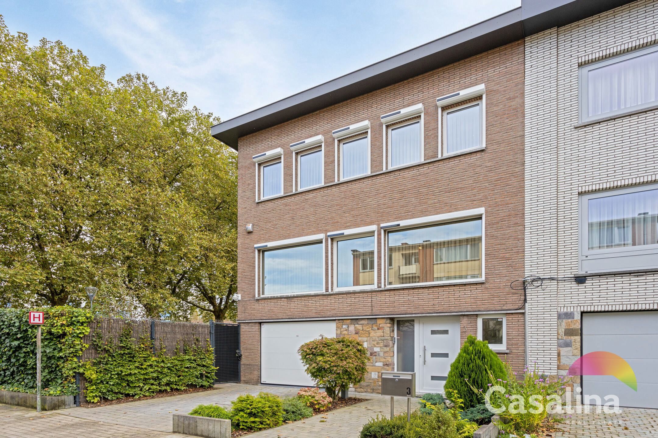 Prachtige, zeer goed onderhouden 3-gevel BEL-ETAGE woning foto {{pictureIndex}}