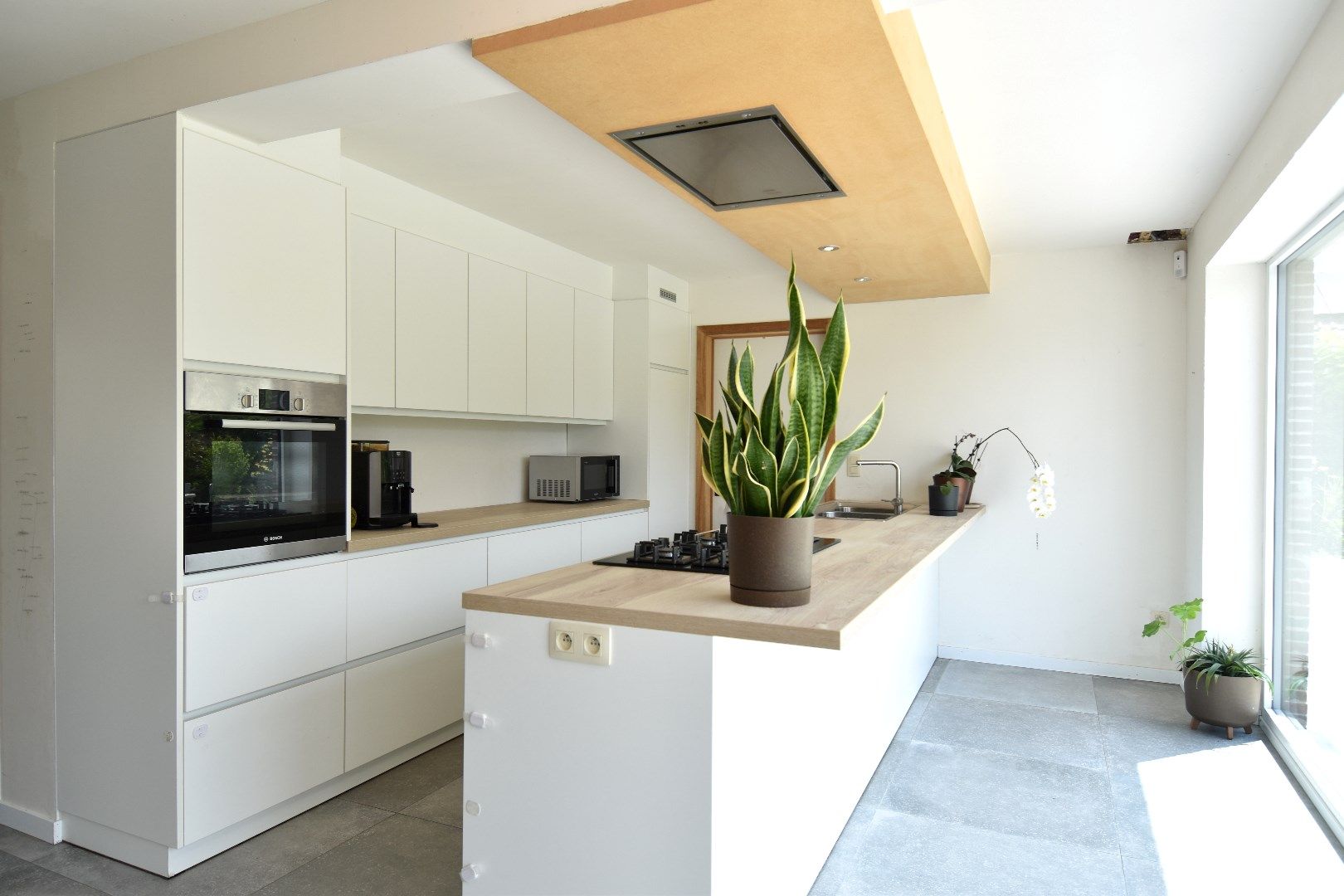 Alleenstaande woning met 4 slaapkamers, dubbele garage & Zuidgerichte tuin te koop in Ledegem foto 3