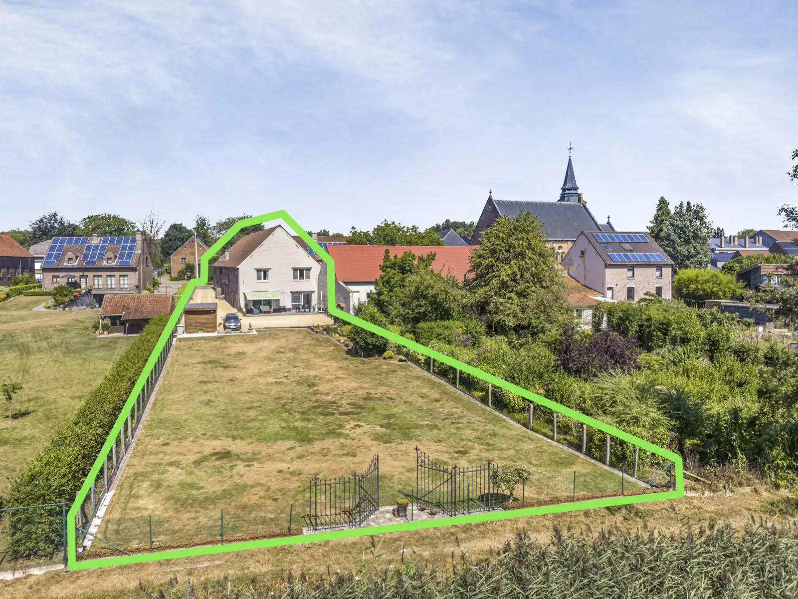 Ruime karakterwoning met 6 kamers, 3 badkamers en tuin foto {{pictureIndex}}