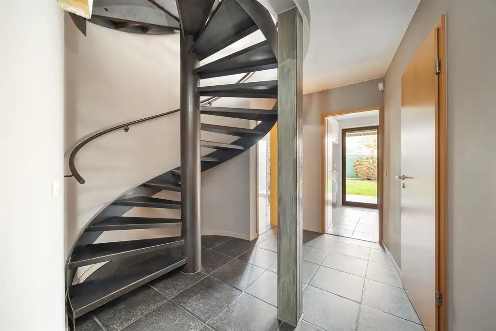 Ruime woning met inpandige garage en tuin foto 19