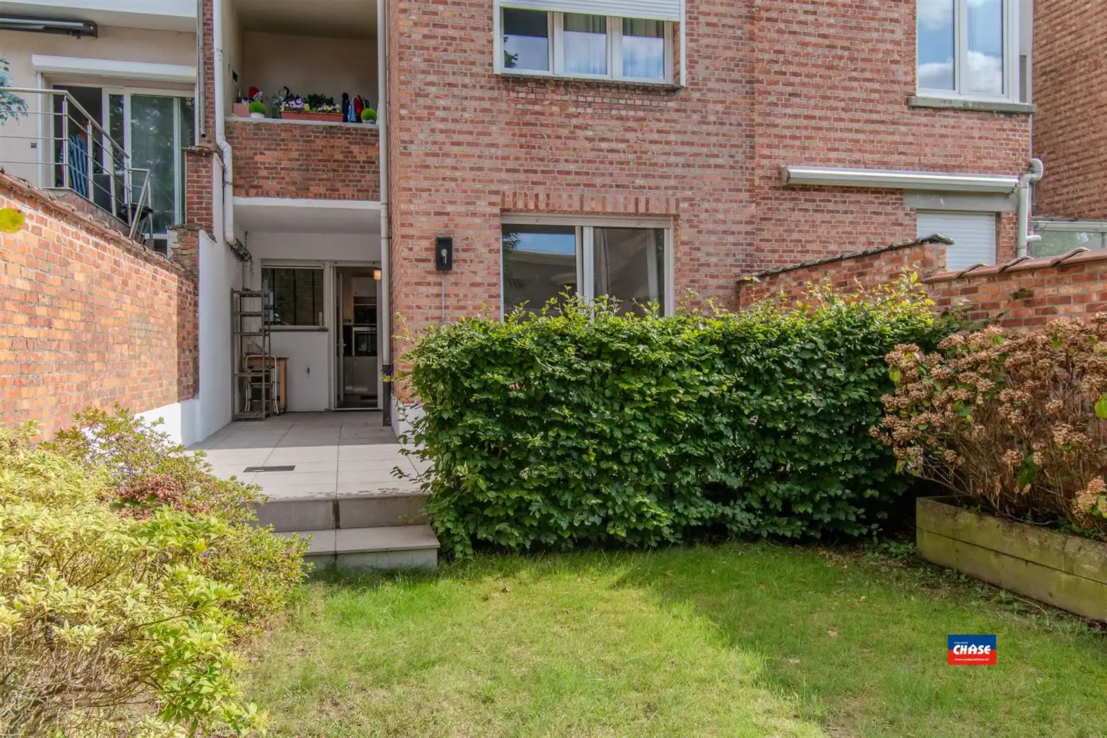 Sfeervol gerenoveerd gelijkvloers appartement met mooie tuin foto 13