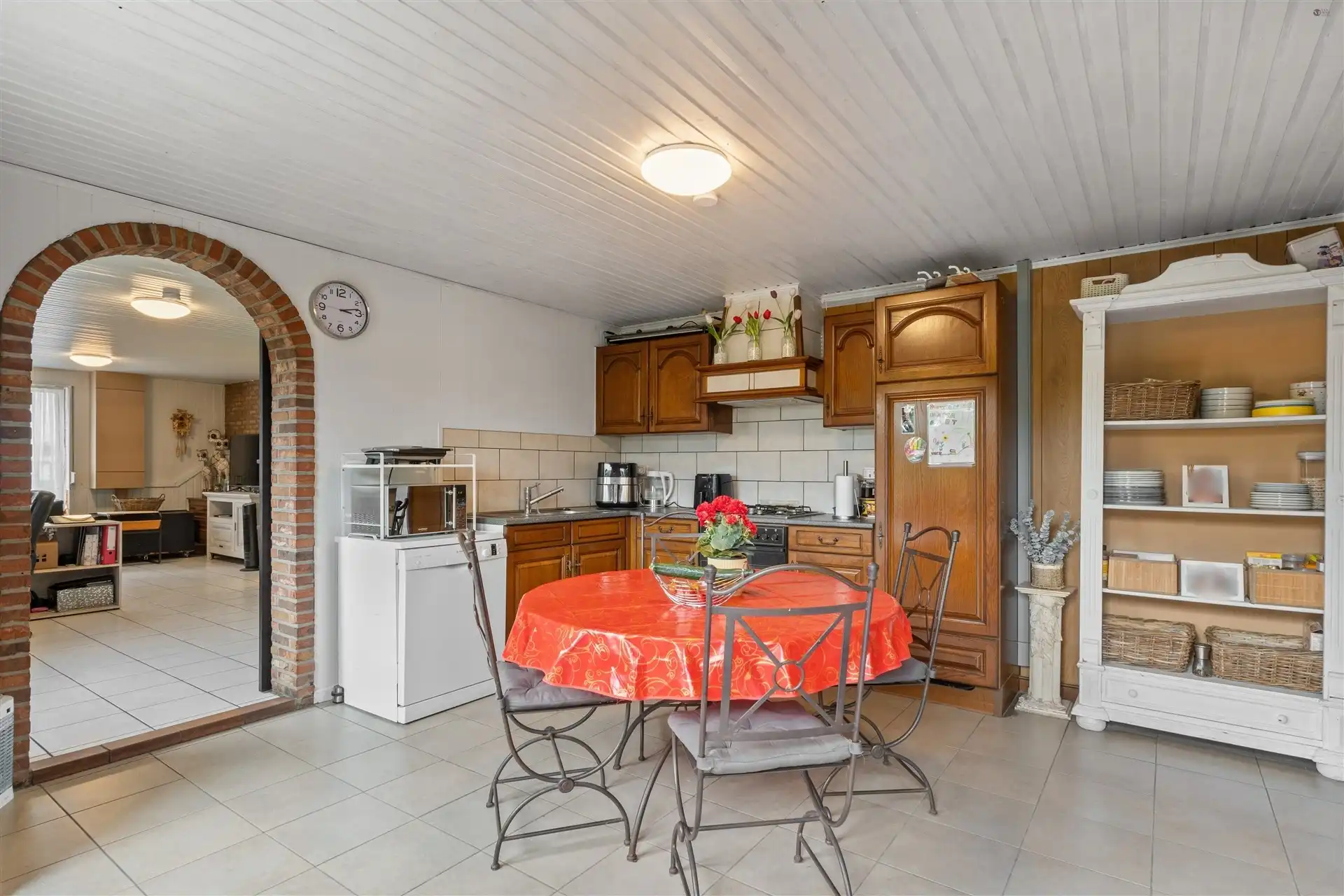 verzorgde woning met brede oprit en garage foto 5