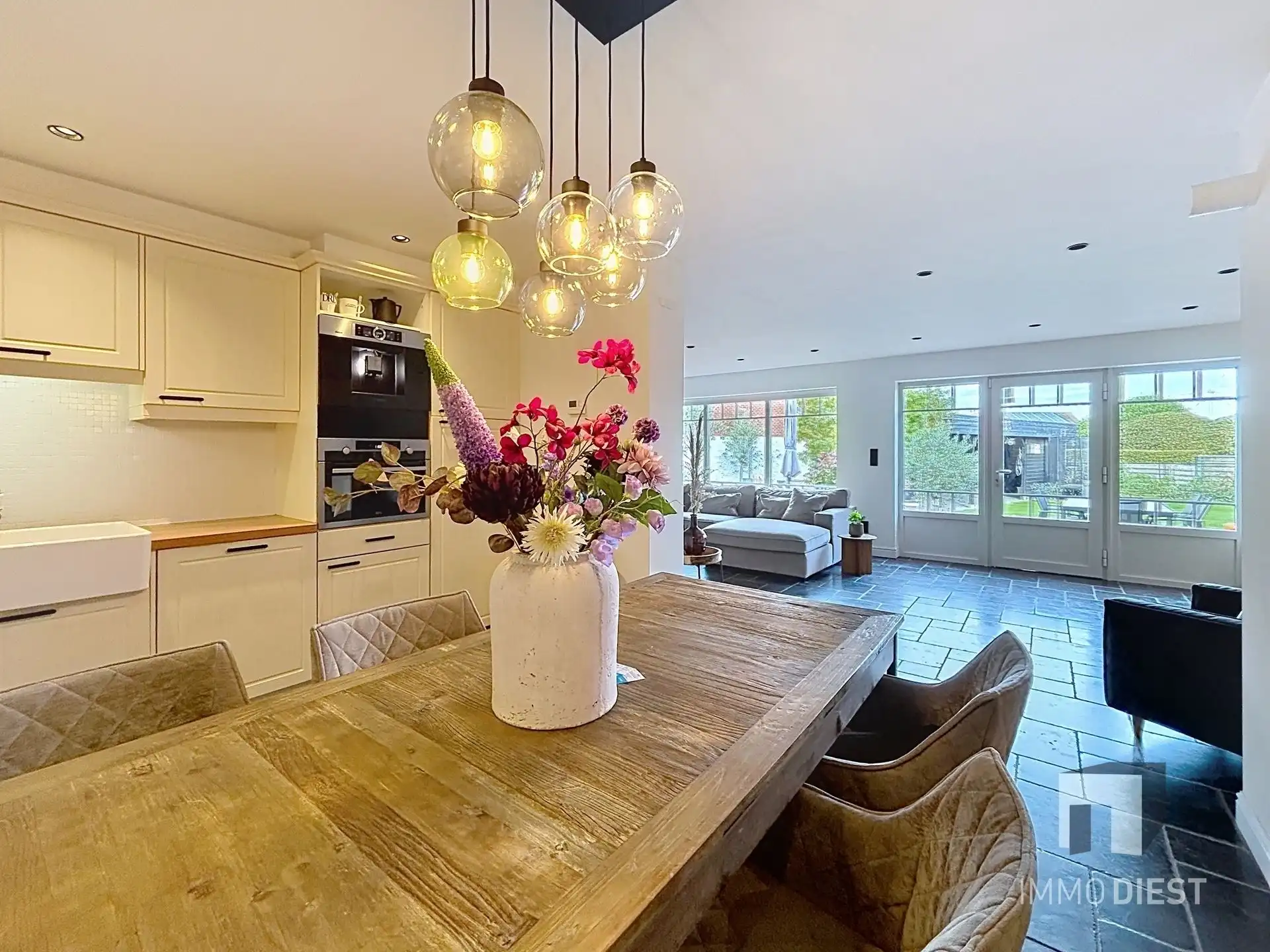 Trendy - volledig gerenoveerde woning met 3 slaapk en 2 badkamers foto 11