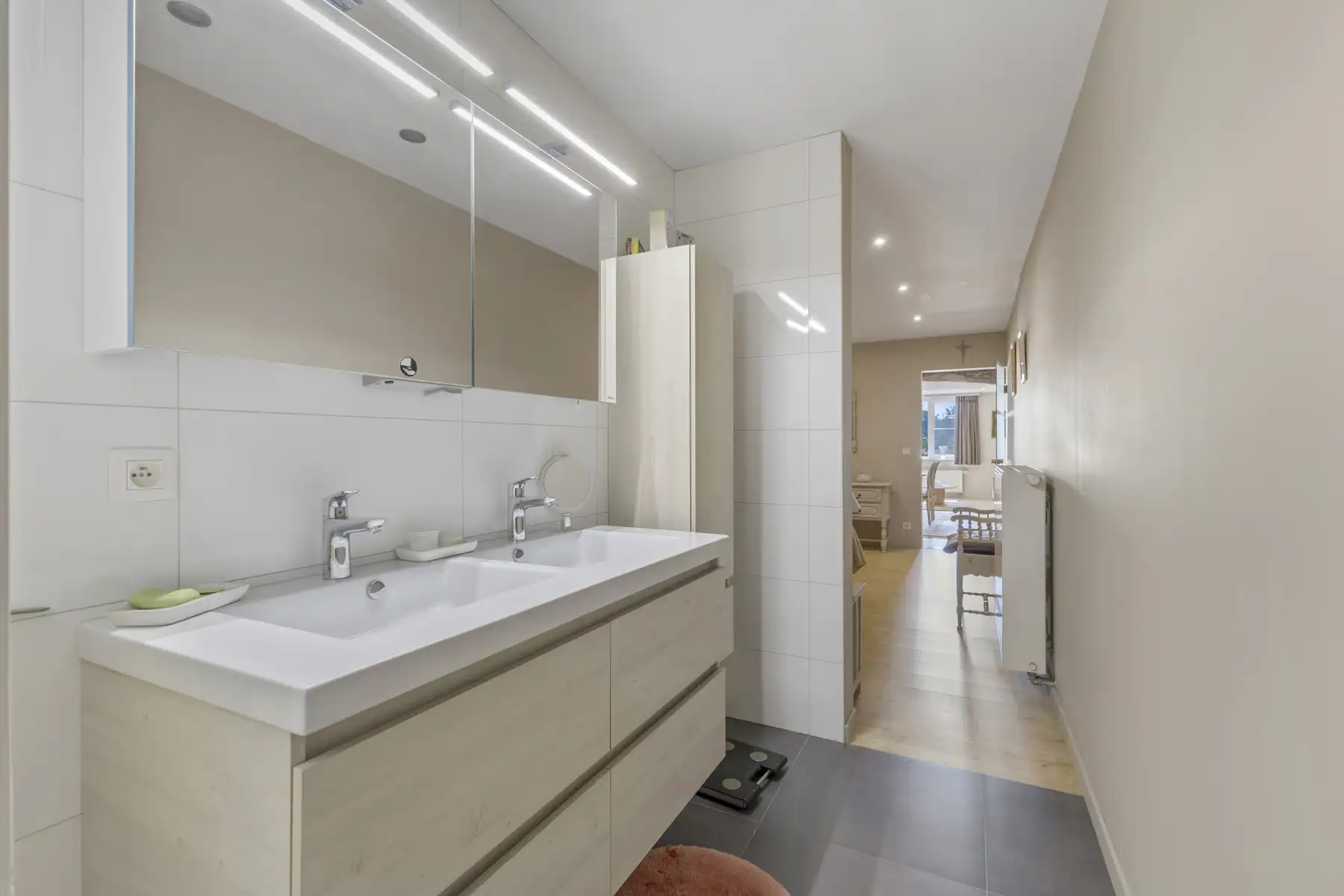 Ruime karakterwoning met 6 kamers, 3 badkamers en tuin foto 18