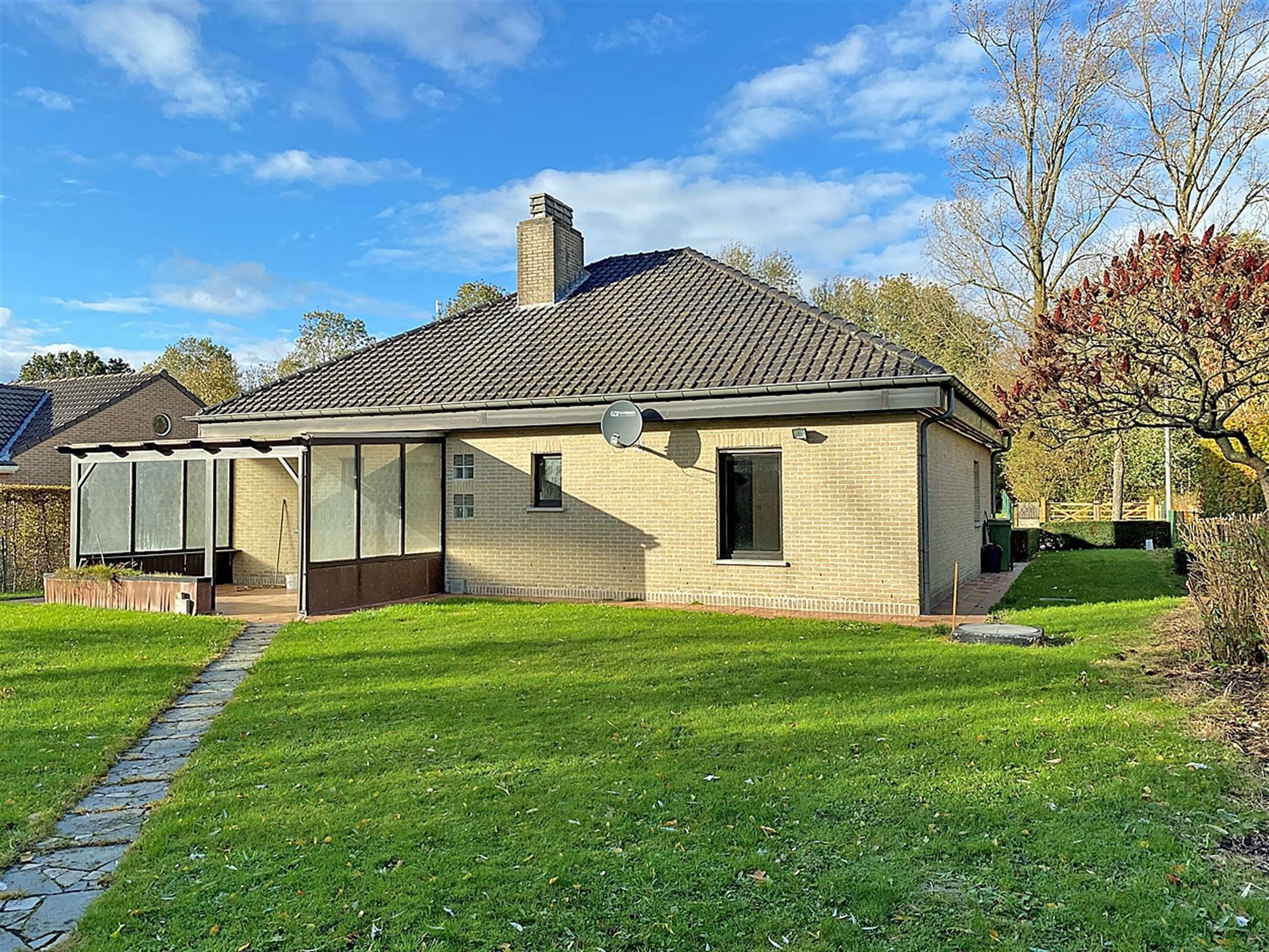 LAAGBOUWVILLA met 2 SLAAPKAMERS & GARAGE op een gunstig gelegen PERCEEL van 762m² foto 8