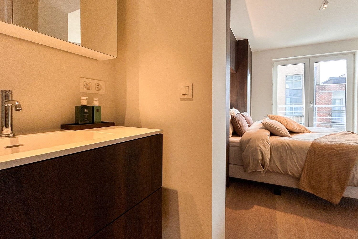 Prachtig gerenoveerd 2- slaapkamer appartement met frontaal zeezicht. foto 9