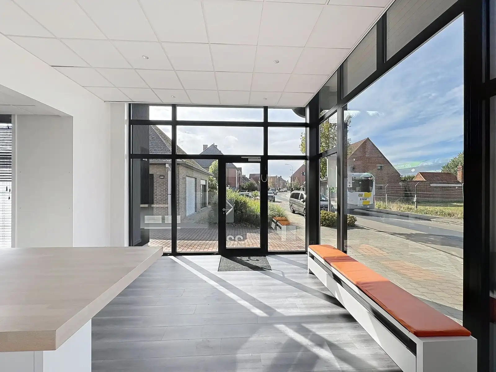 Instapklaar lichtrijk GERENOVEERD pand met mooie open kantoor/praktijkruimte en 4 aparte burelen/consultatieruimtes. foto 7