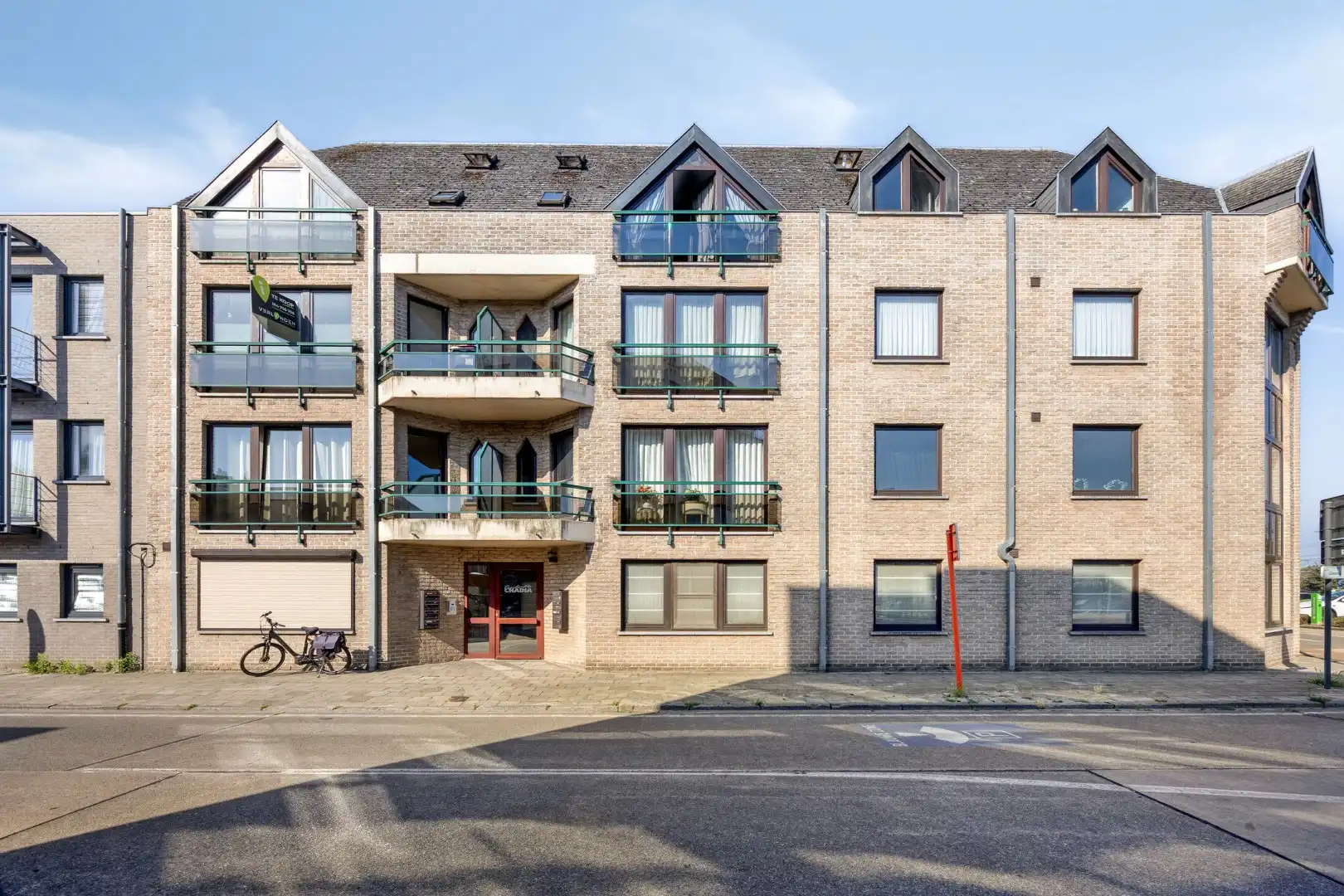 Appartement met 2 SLPKS en garage op gunstige locatie in het centrum. foto 20