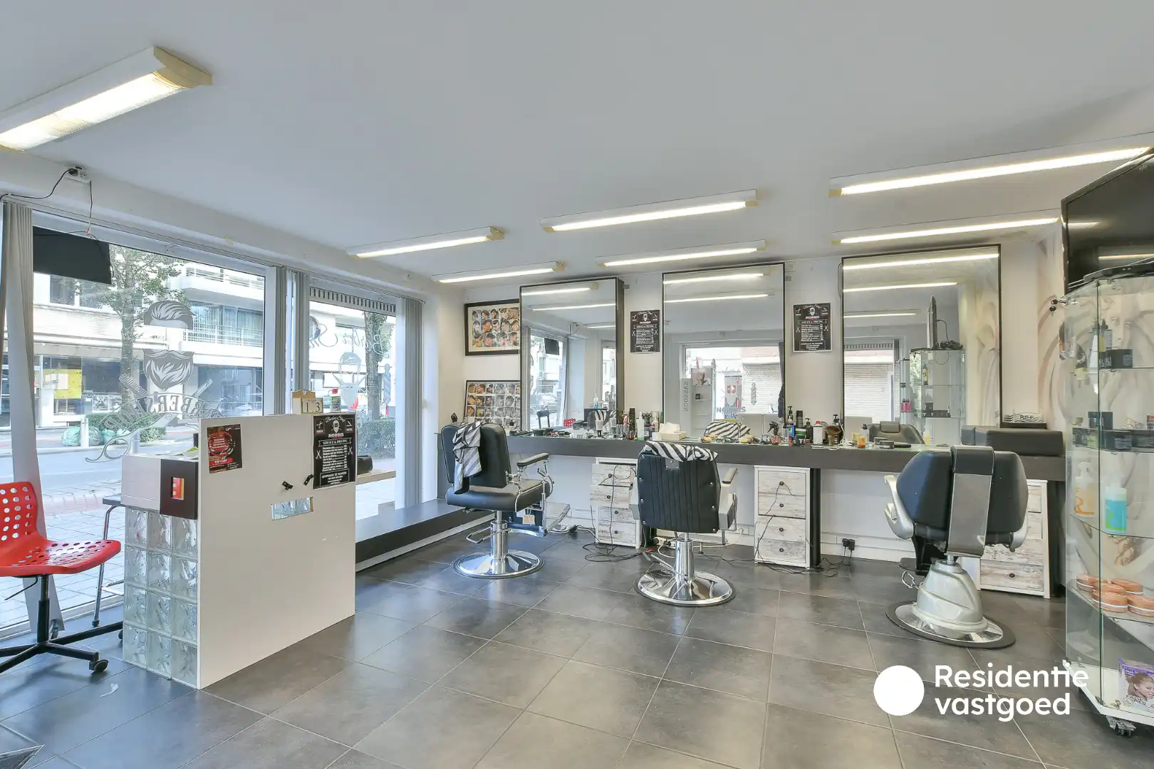 Handelsgelijkvloers (kapperszaak) te Oostende foto 3