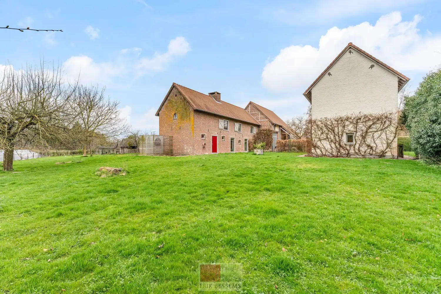Een zeer karaktervol woonerf van maar liefst 3996 m² met bijzondere uitstraling, bestaande uit een prachtige hoofdwoning (voormalige schuur en stallen) en een charmant vakwerkhuis. foto 45