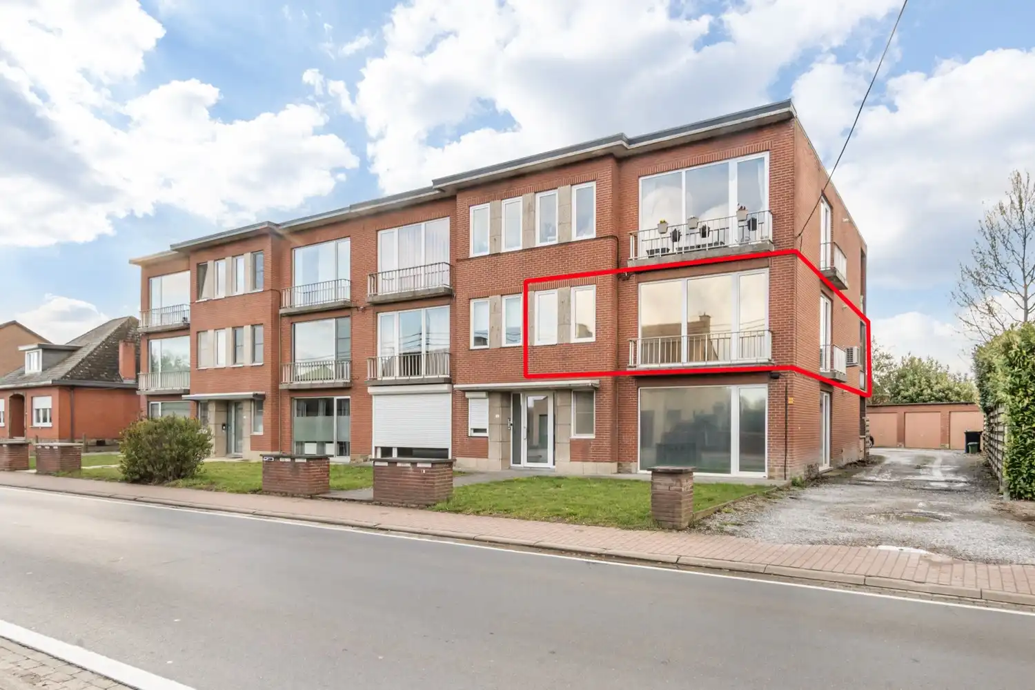 Gerenoveerd en lichtrijk appartement met 2 mooie slaapkamers, een ruim terras en een garagebox te Herent! foto {{pictureIndex}}