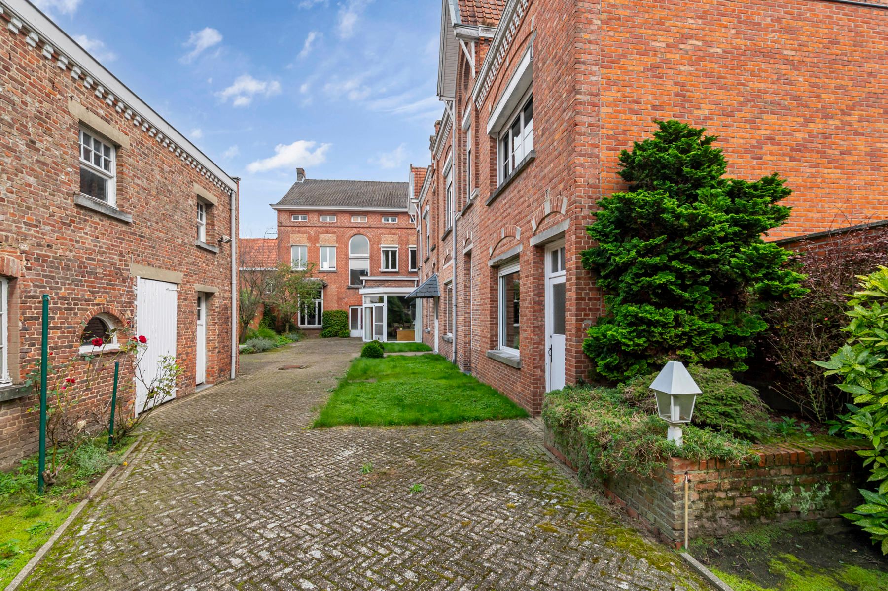 Imposante herenwoning met loods en tuin 6872 m² foto 2