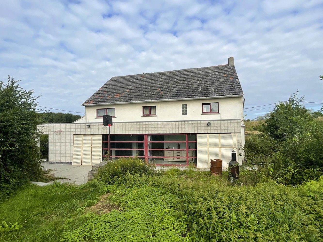 Hoofdfoto van de publicatie: Verrassend ruime, landelijk gelegen woning van ca. 275m² met 5 kamers