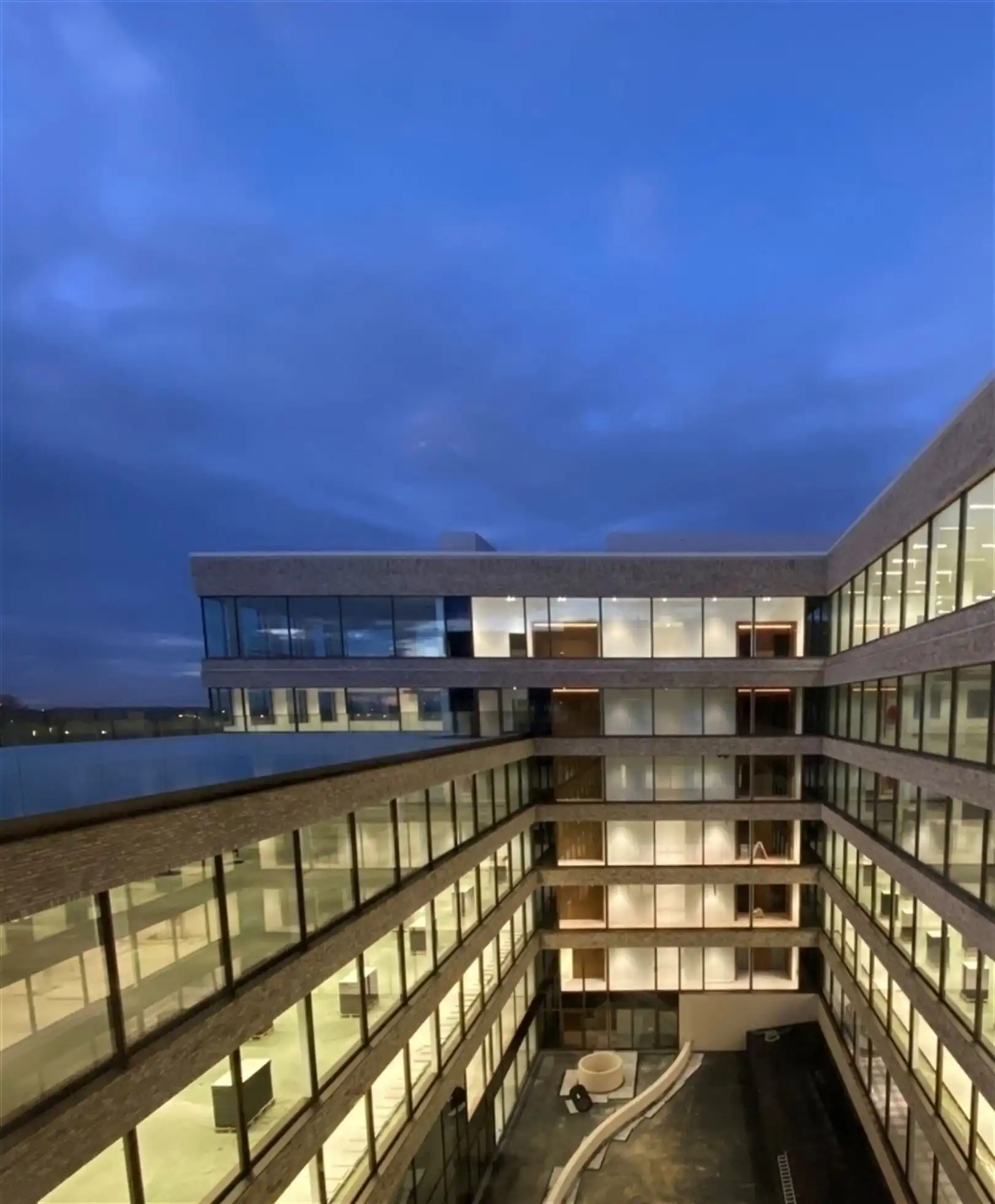 High-End afgewerkt en ingericht kantoor in Kortrijk Business Park  foto 2