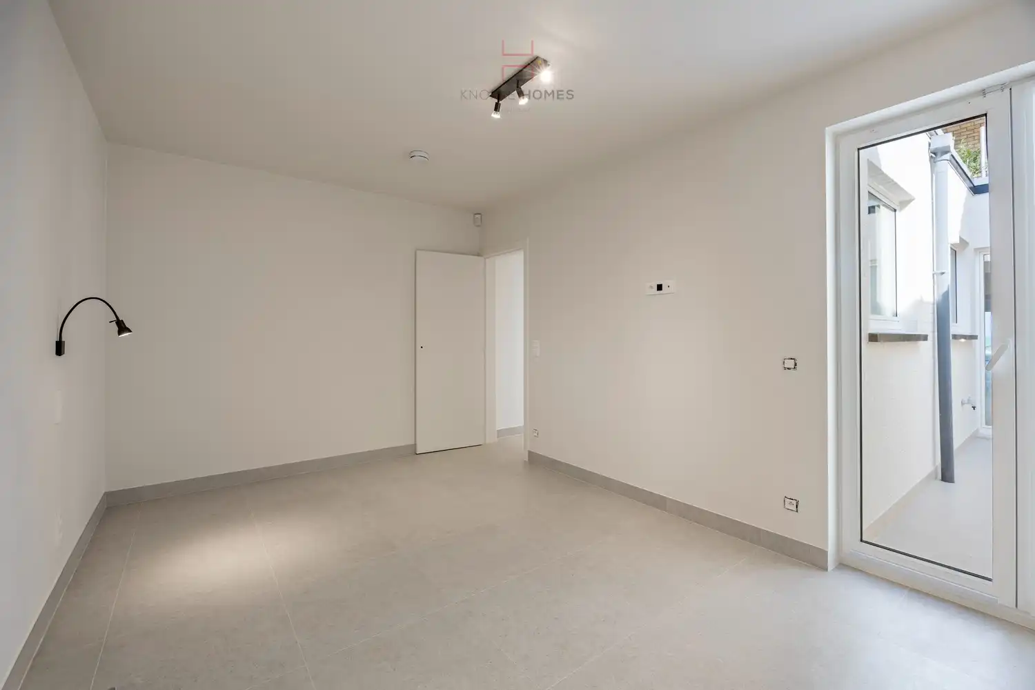 Zeer goed gelegen handelsgelijkvloers aan de Zeedijk in Knokke, volledig vernieuwd in 2026 en klaar voor nieuwe uitdagingen! foto 9