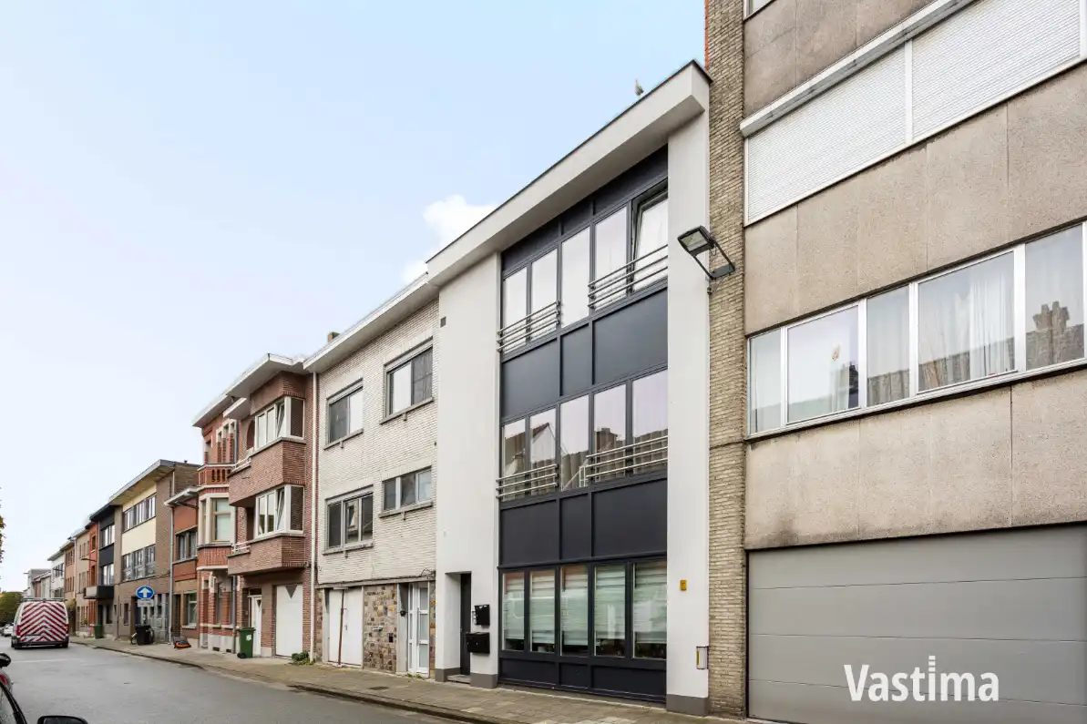 Vergunde opbrengsteigendom met 3 verhuurde appartementen foto 2
