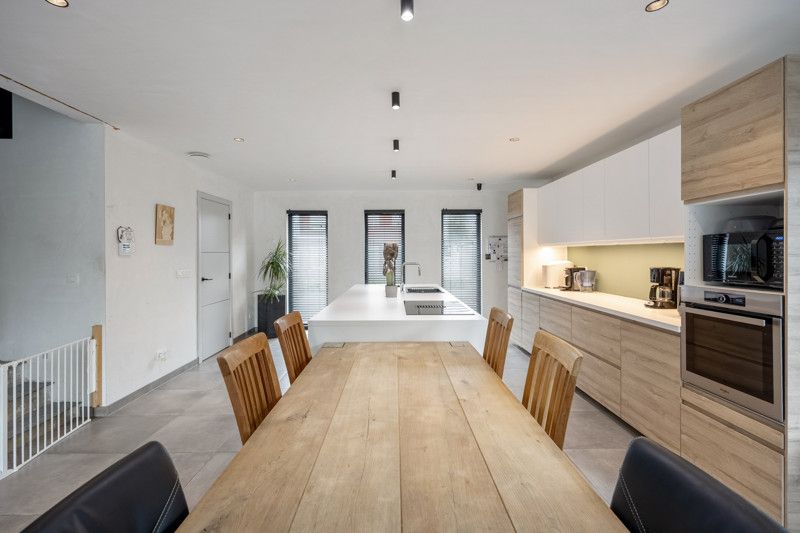 Recente, instapklare woning met garage en zwembad foto 7