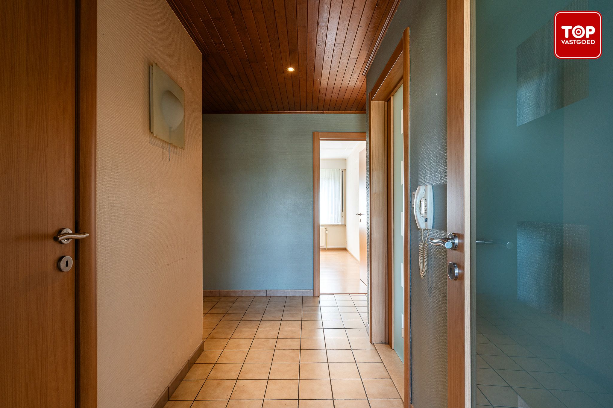 Instapklaar 2-slaapkamer appartement met terras en garage. foto 14
