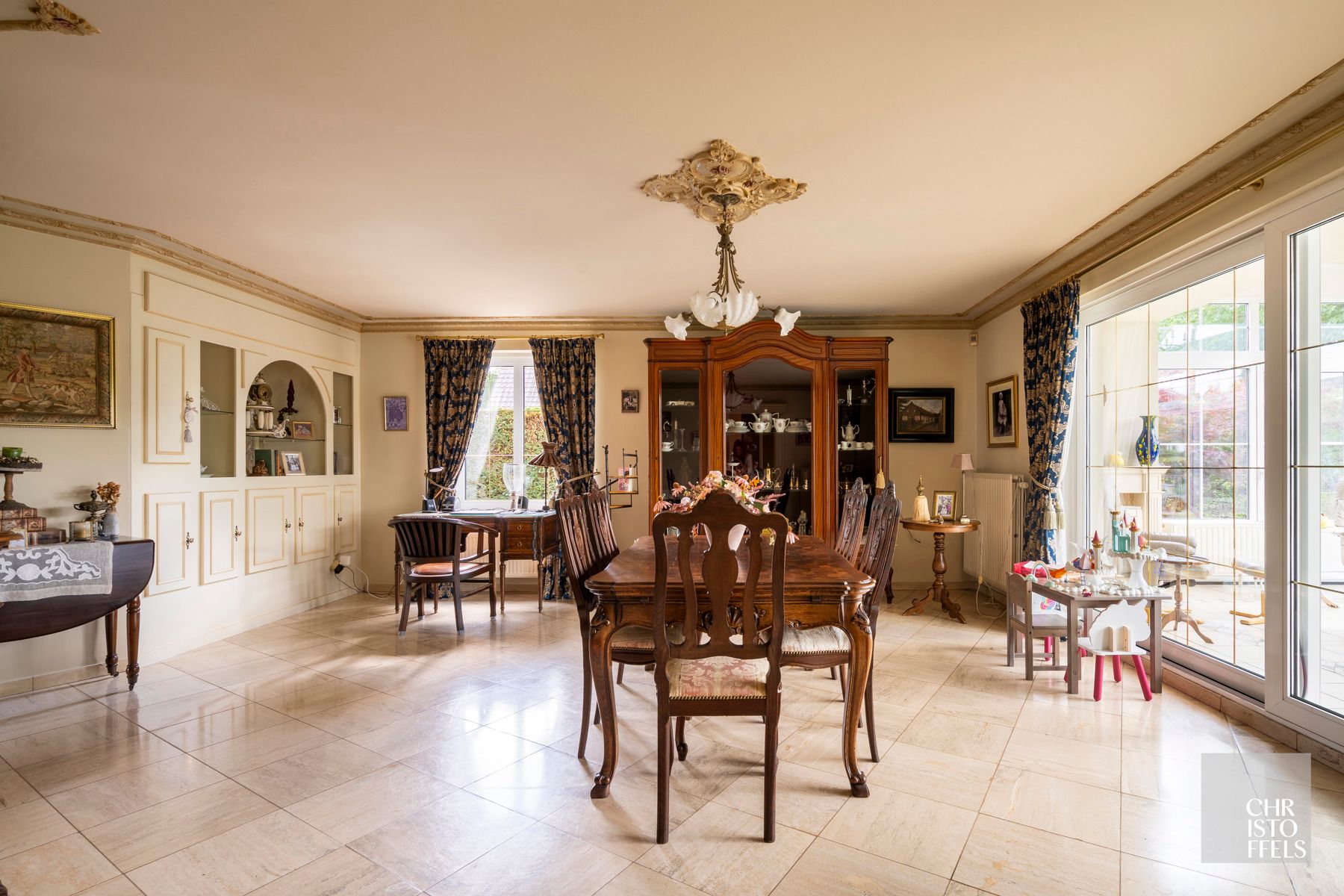 Karakteristieke villa met praktijkruimte en buitenzwembad op zuidgericht perceel van 1.565 m² foto 24