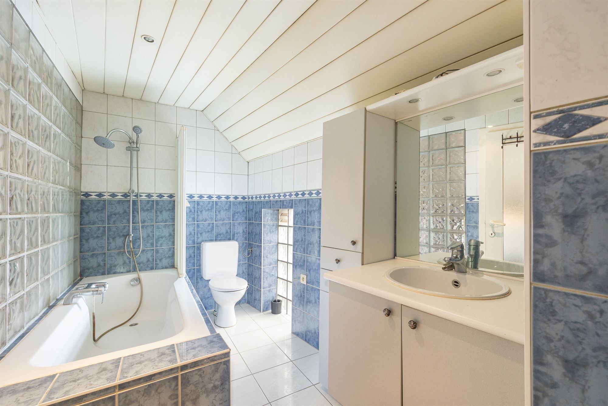 Woning met garage/ruime opslagplaats foto 10