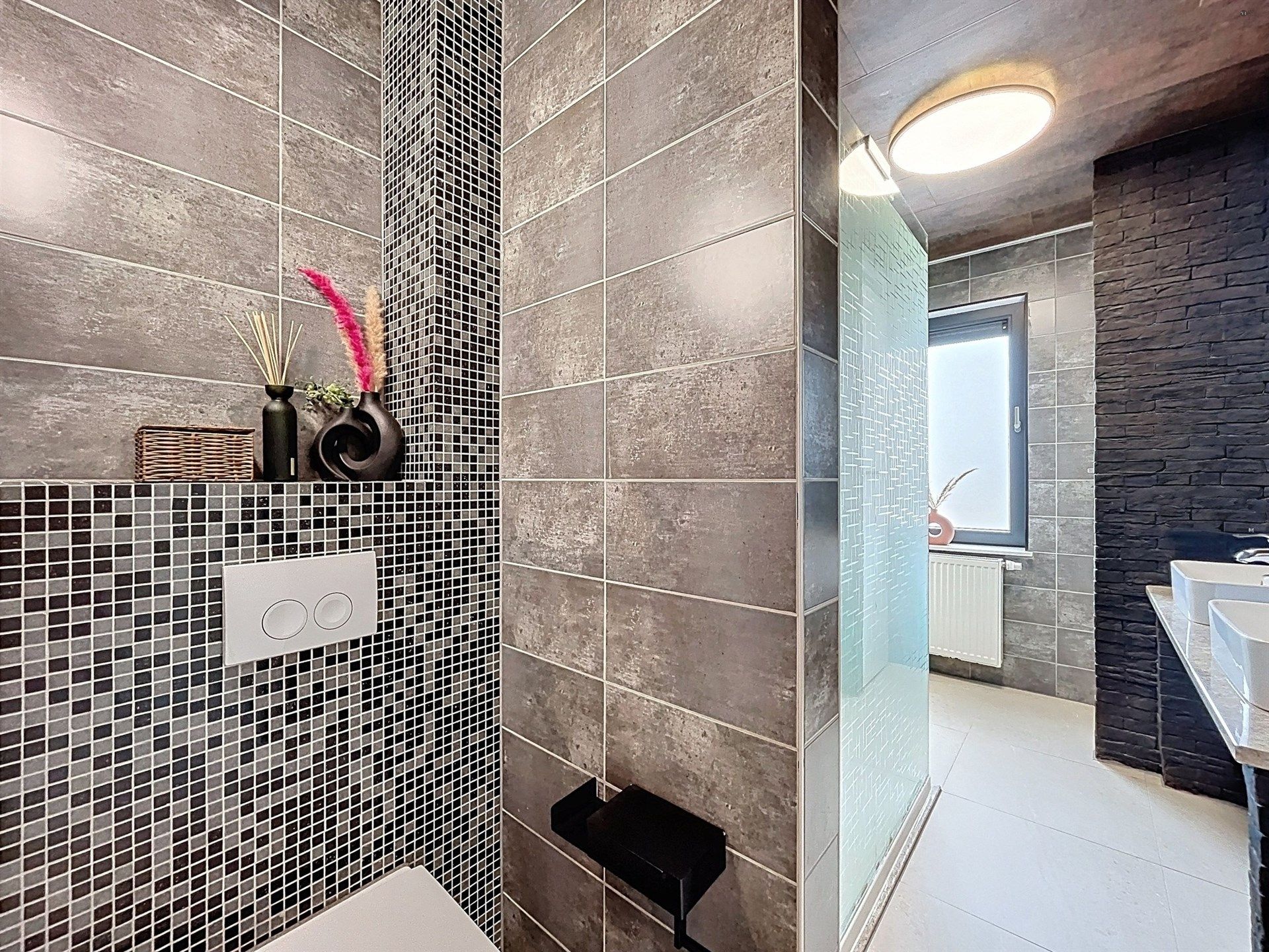 Prachtige instapklare woning met 3 slaapkamers en 3 garages. foto 7