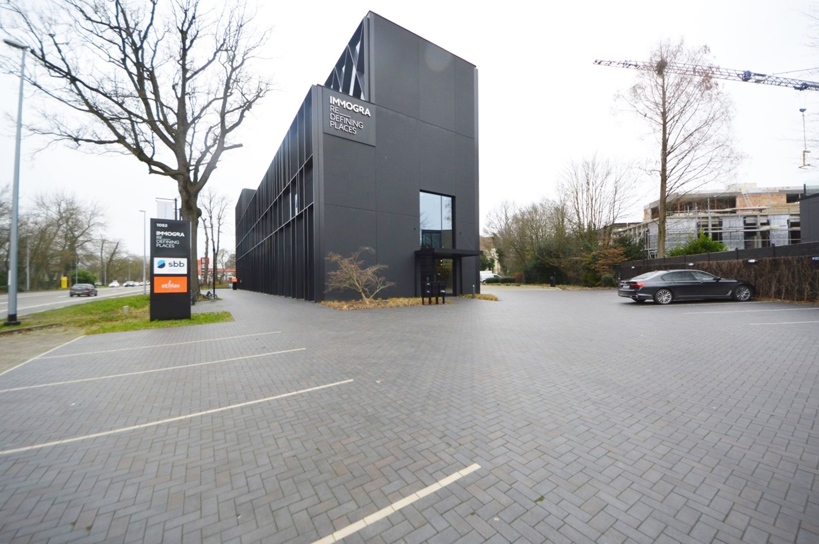 HANDELSGELIJKVLOERS 1.000 M2 KORTRIJKSESTEENWEG MET MEGA PARKING foto 10