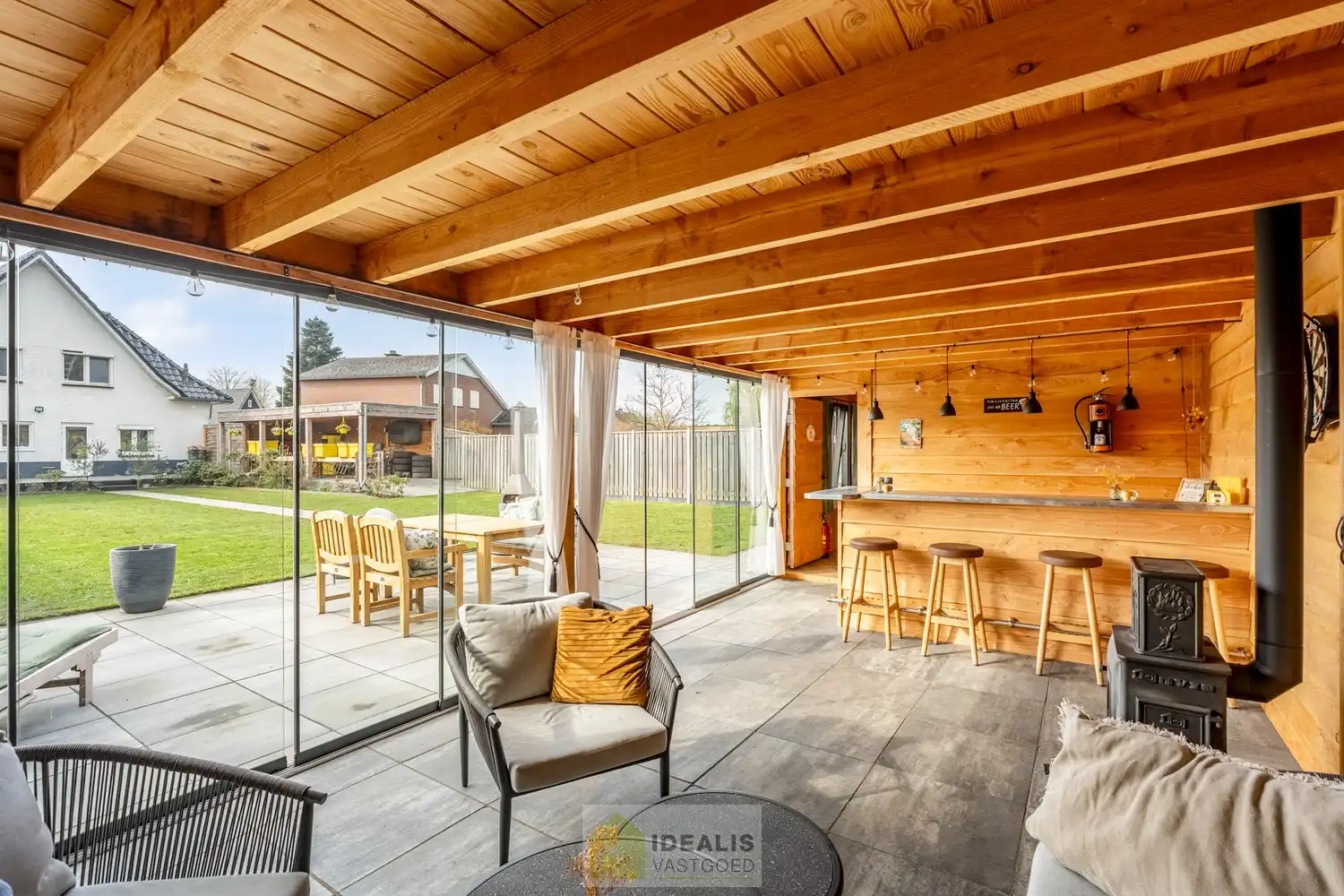 Recent gerenoveerde en perfect onderhouden eengezinswoning met lichtrijke leefruimte, praktisch uitgeruste keuken, 3 slaapkamers, knappe badkamer en knap bijgebouw! foto 50