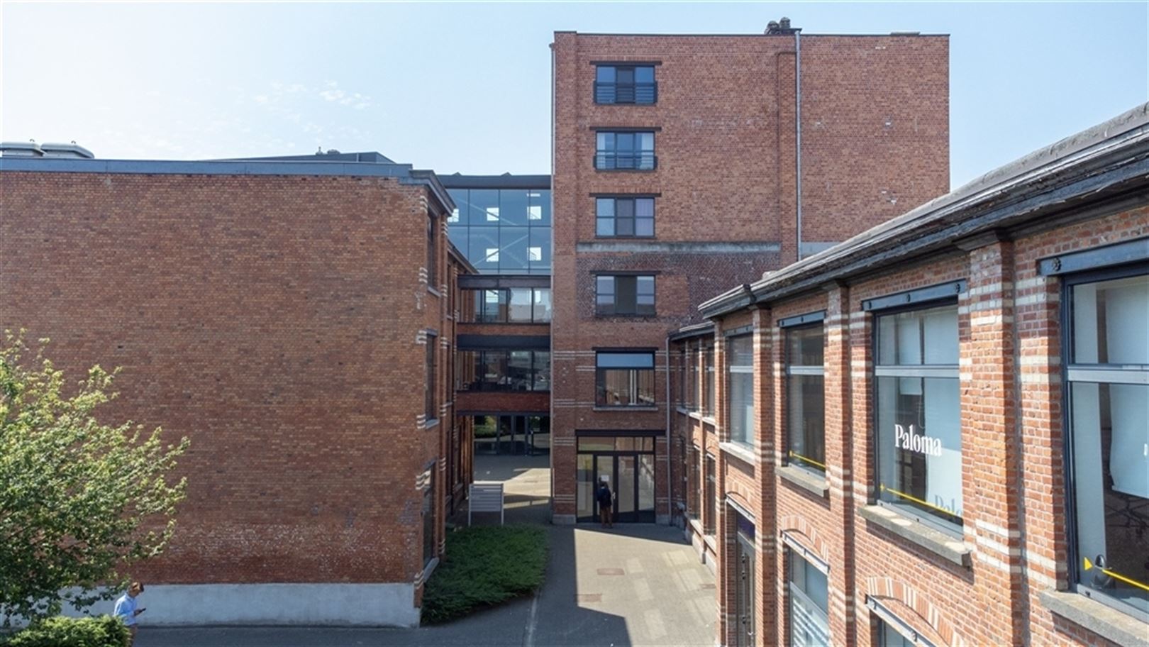 Rustig gelegen loftkantoren nabij Dampoort Station van 210 m² foto 4