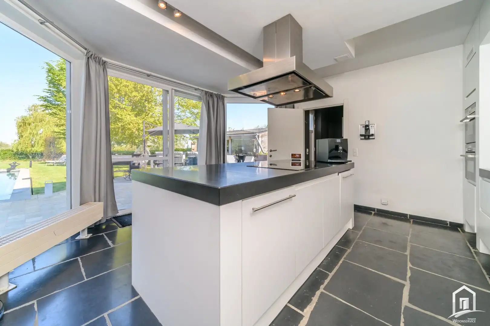Instapklare villa met 3 SLK's, garage en riante tuin met zwembad foto 11
