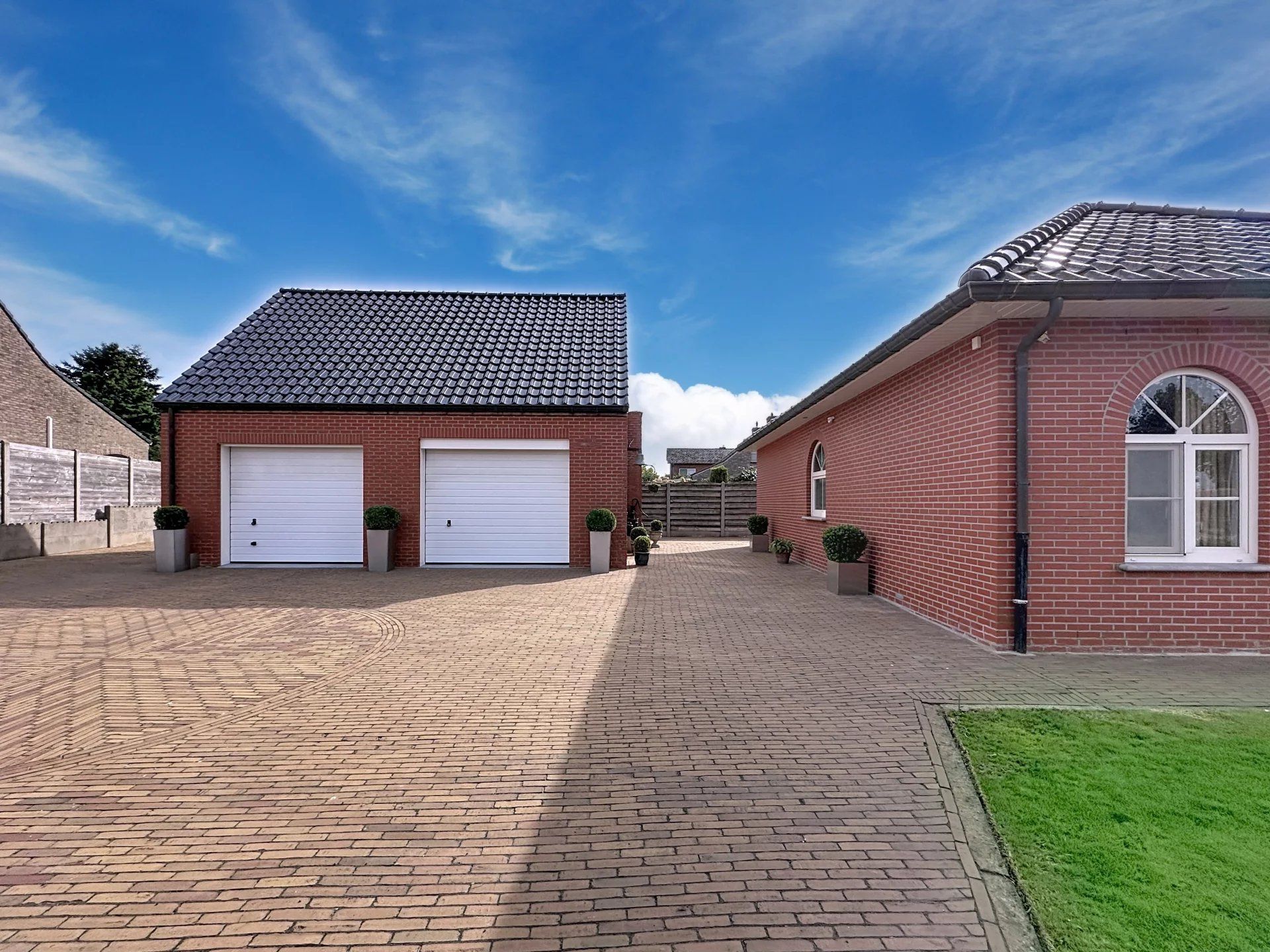 Mooie, vrijstaande woning gelegen op een perceelsgrootte van 9 are, met maar liefst 4 slaapkamers en een ruime dubbele garage. foto 3