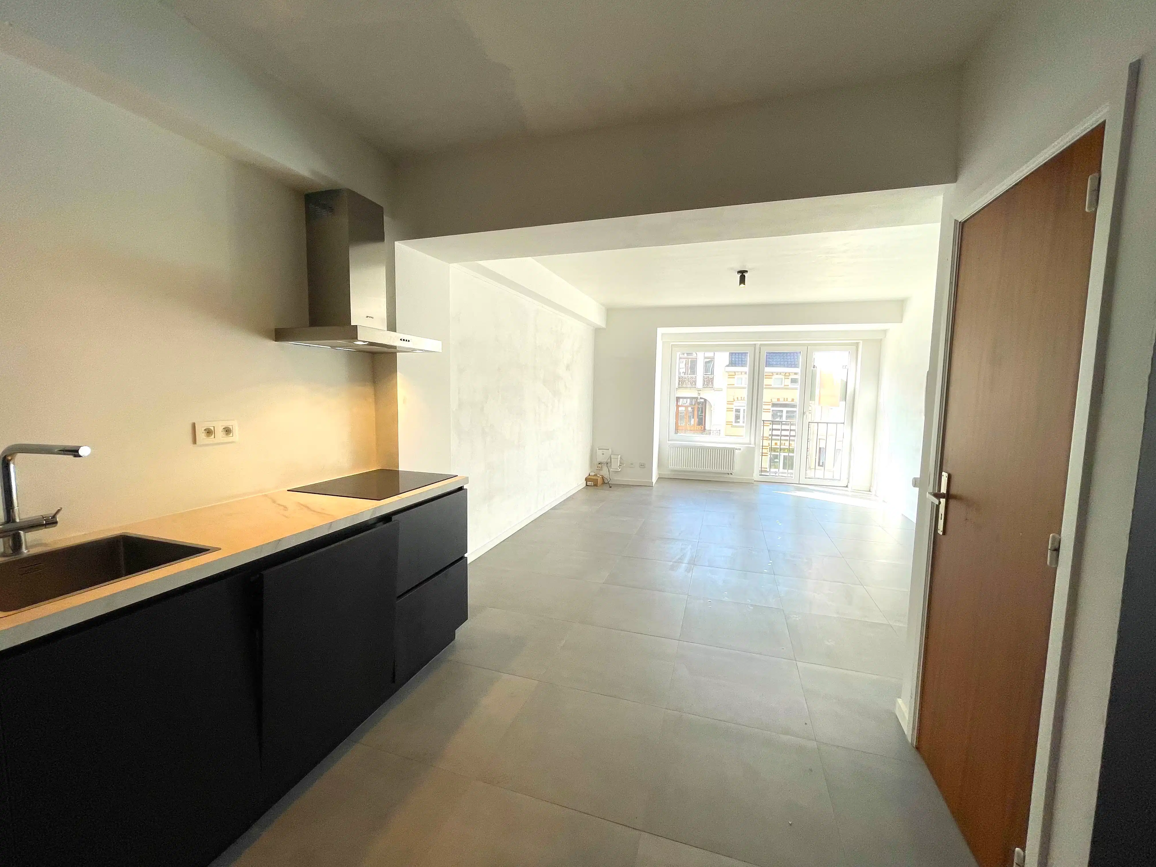 Ongemeubeld appartement met twee slaapkamers. Aan de achterkant van de Zeedijk. foto 2