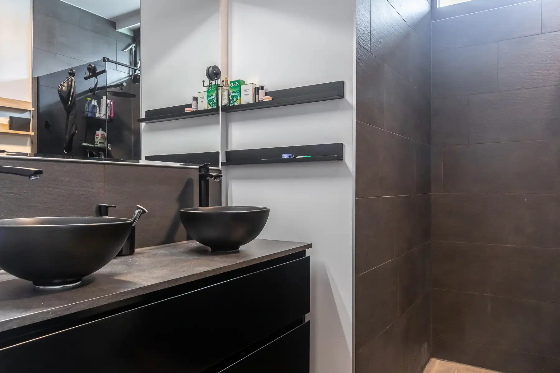 Gerenoveerde en instapklare gelijkvloers woning met 3 slaapkamers en garage  foto 23