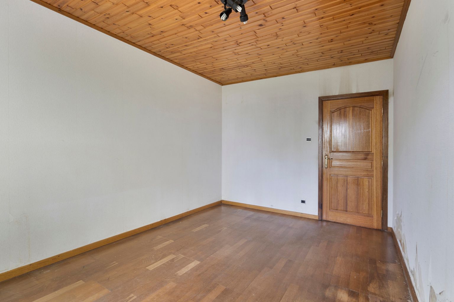 Te renoveren laagbouwvilla met verzicht in rustige straat foto 18