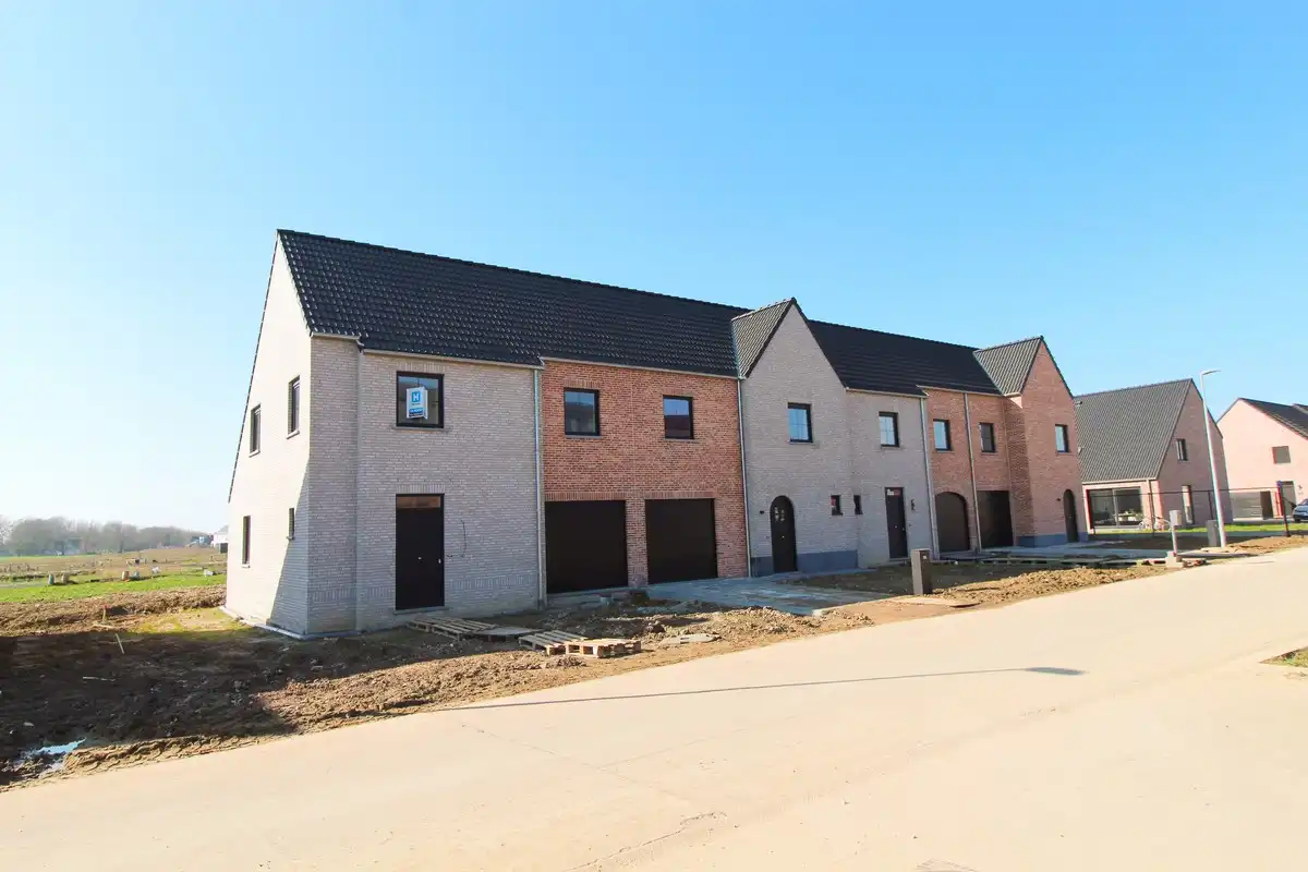 Halfopen nieuwbouwwoning met garage Roeselare foto {{pictureIndex}}