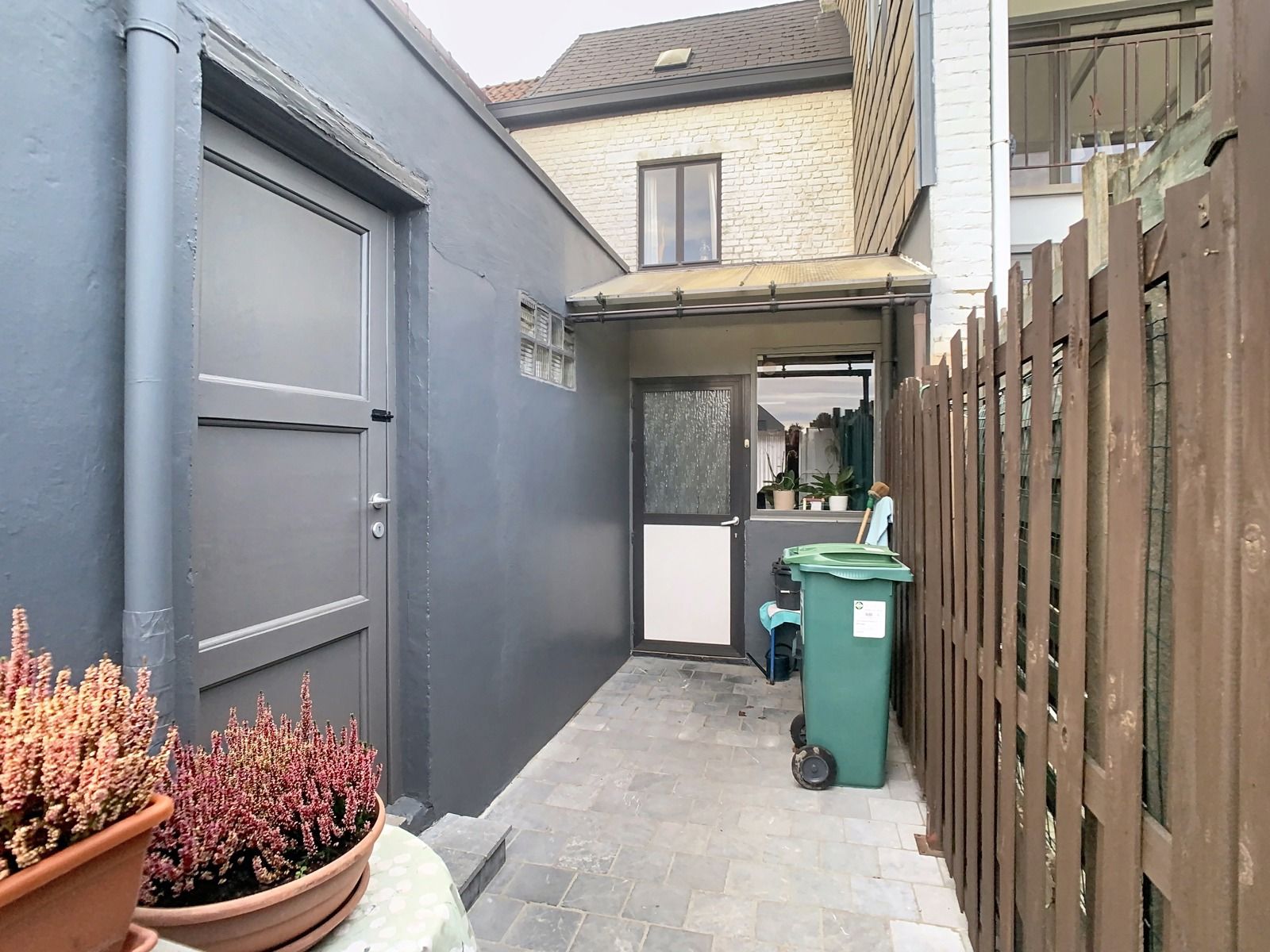 Centraal gelegen, Te renoveren Woning met 2 SLPK én Tuin! foto 13