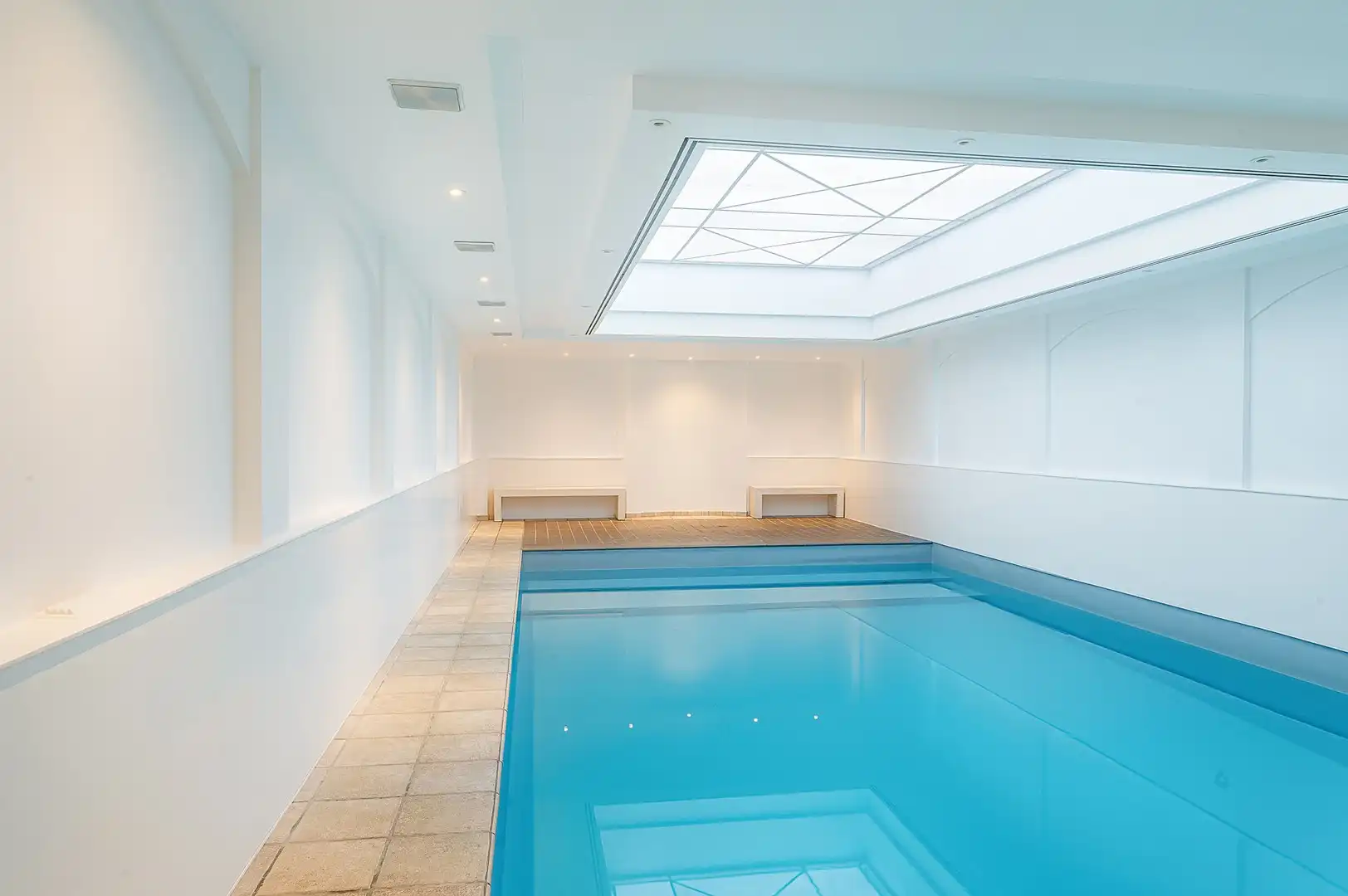 Luxueus gerenoveerd duplexappartement met drie slaapkamers. foto 30