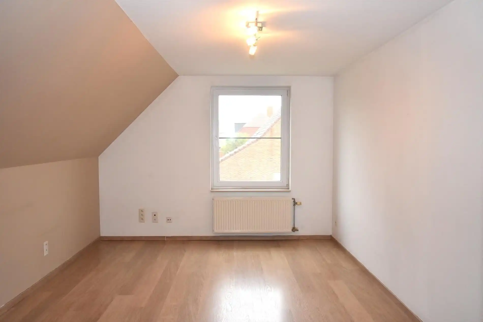 Heel mooie koppelwoning te huur in centrum Wevelgem! foto 9