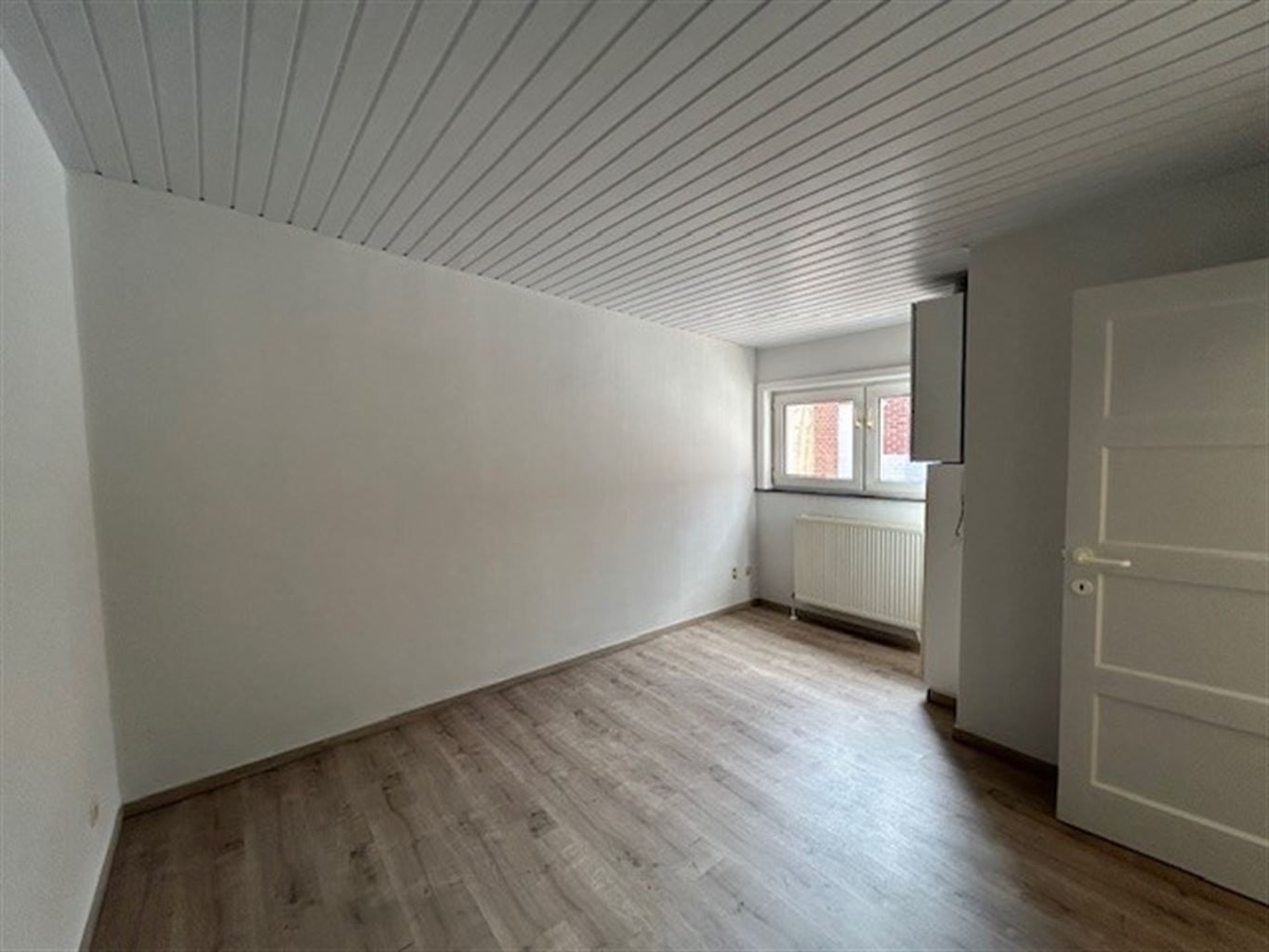 Gelijkvloers appartement met 1 slaapkamer, koer en kelderberging in het centrum van Maaseik. foto 3
