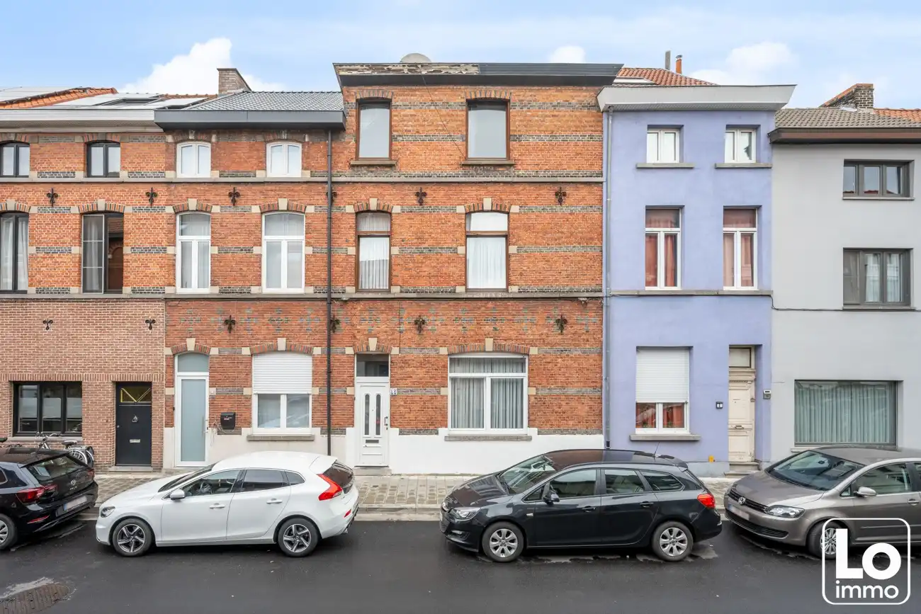 Ruime gesloten woning op een toplocatie in Sint-Amandsberg en nabij het centrum van Gent! foto 2