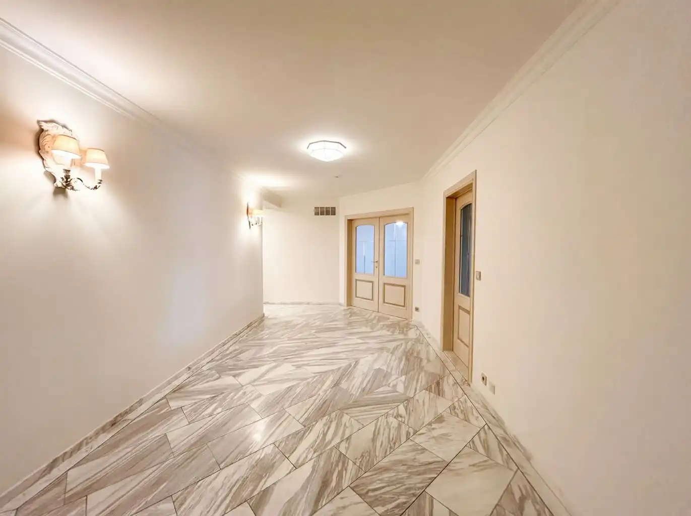 Zeer ruim gelijkvloers appartement voorzien van 2 (+1) slaapkamers, terrassen en afgesloten garagebox, gelegen nabij het centrum van Maaseik. foto 8