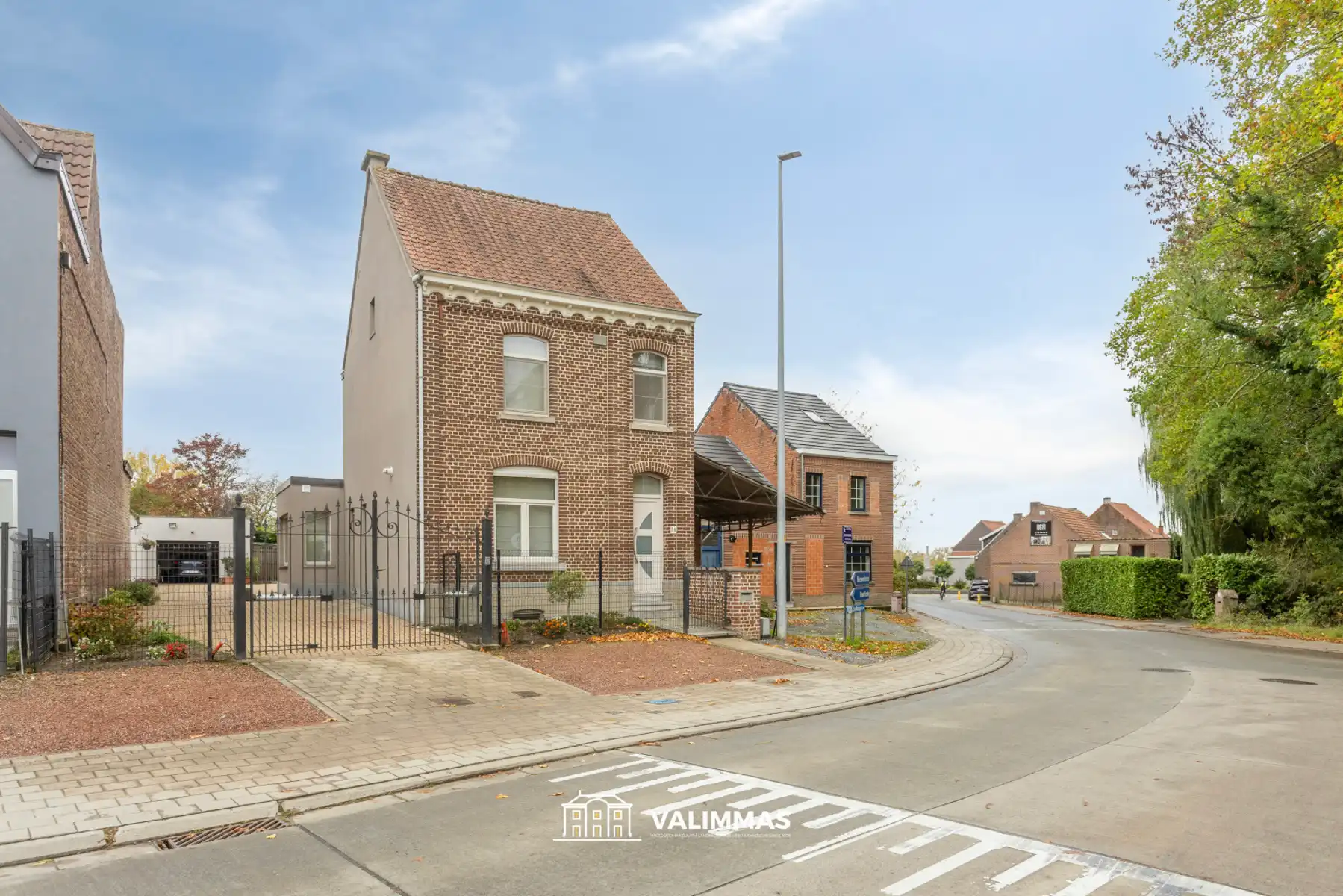 Hoofdfoto van de publicatie: Prachtig gelegen gerenoveerde driegevelwoning met grote tuin