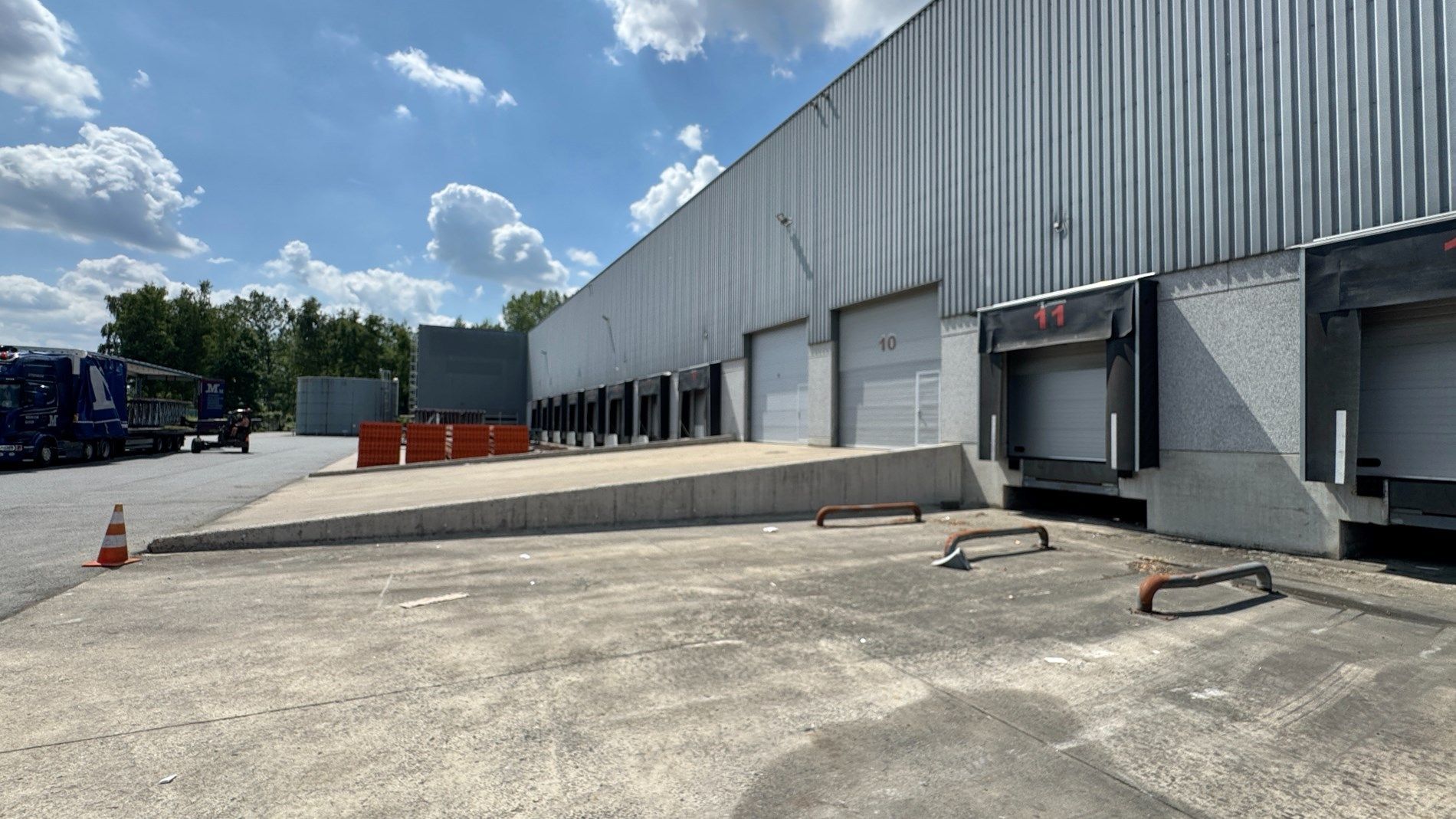 Magazijn met kantoren te huur op logistieke site te Bornem foto {{pictureIndex}}